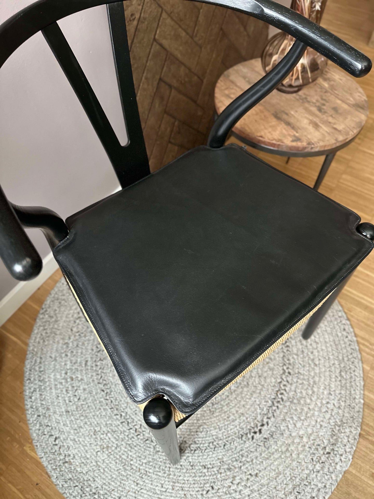 Svart skinnsits - Passar till Y-stol