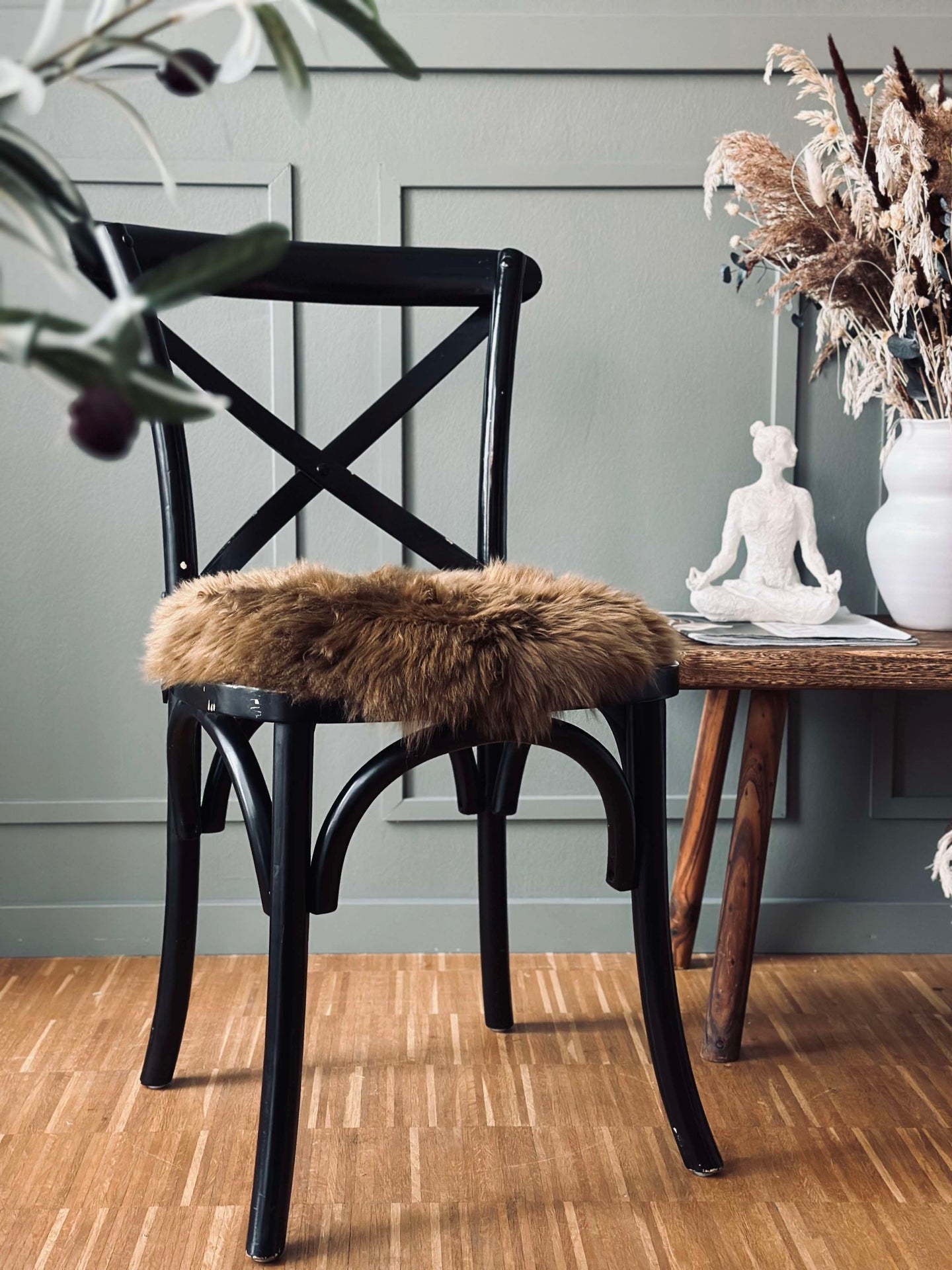 Sitskydd av lammskinn – Mörkbrun