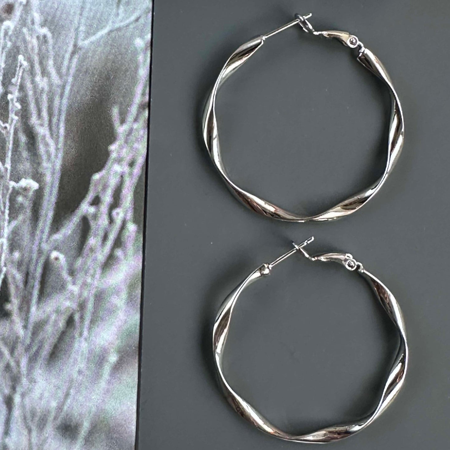 Hopp Twisted Silverbelagda Örhängen