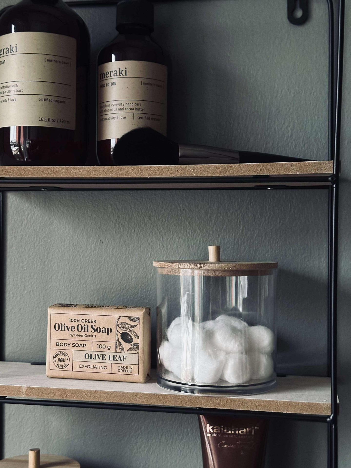 Vägghylla med 3 hyllplan