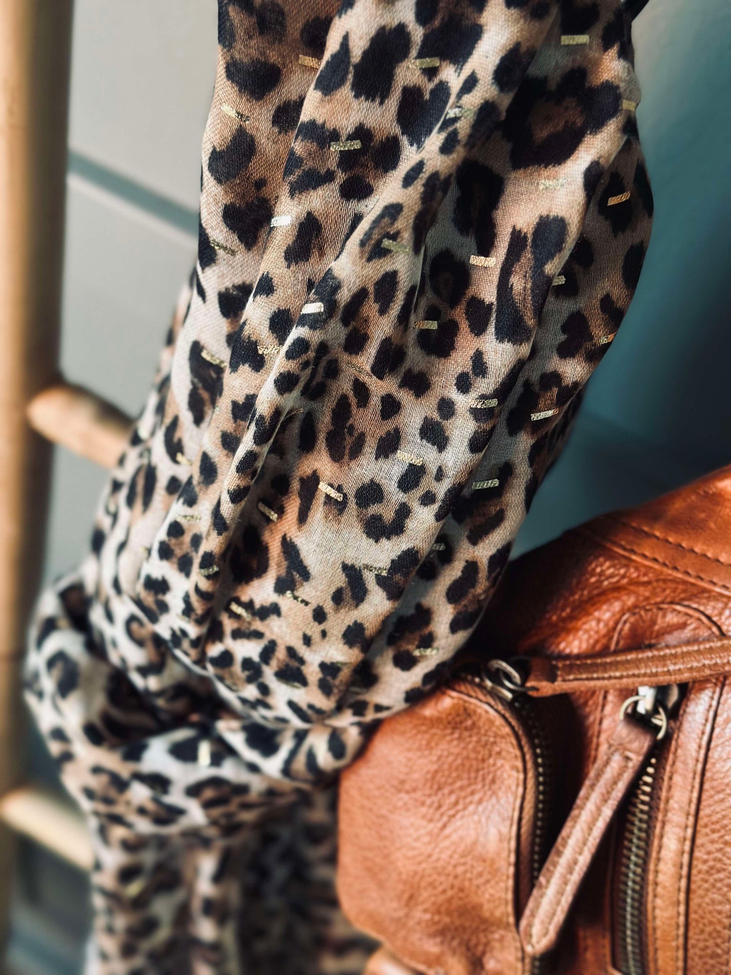 Halsduk Leopard med gulddetalj - Beige