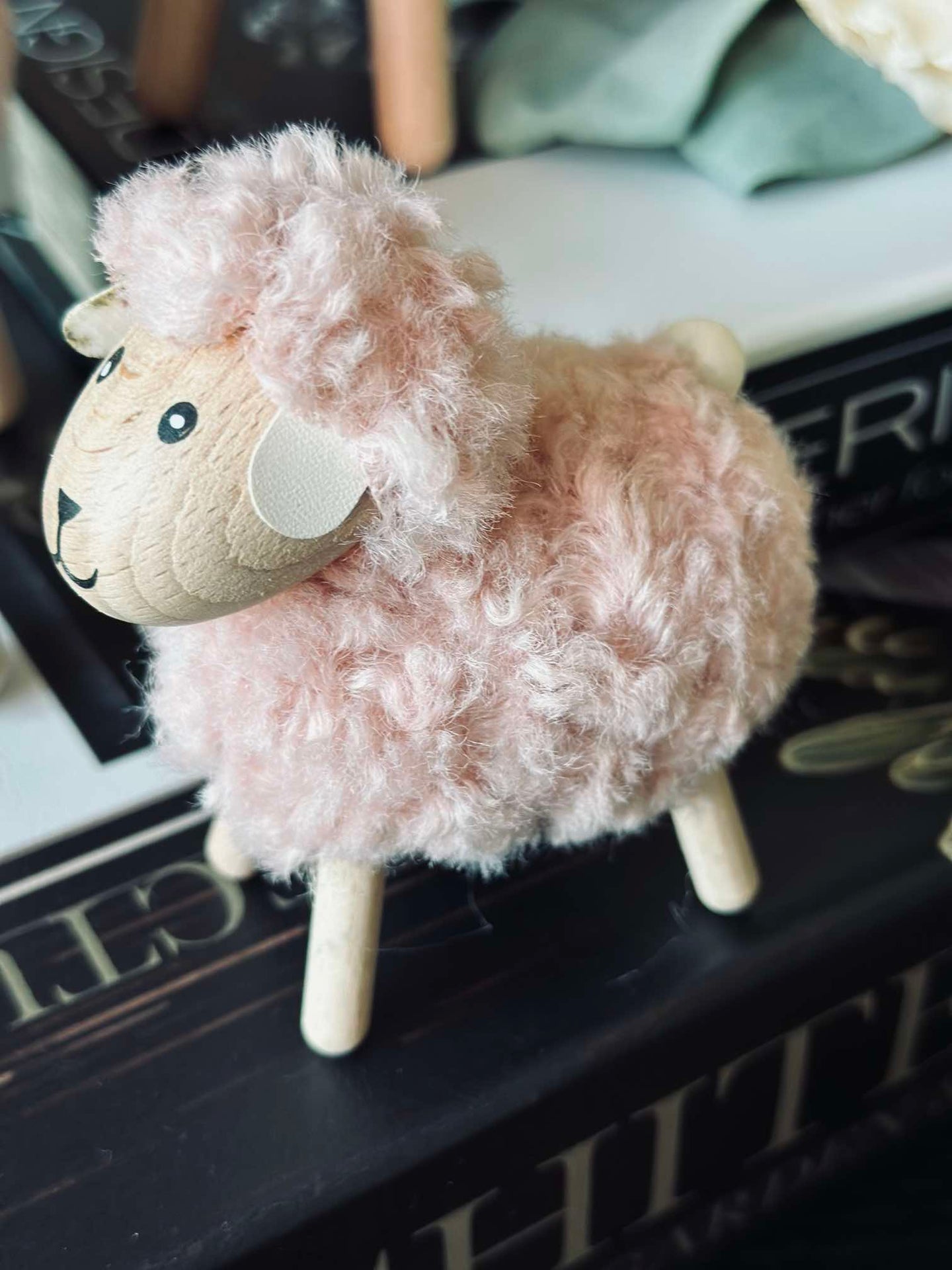Får i trä med päls - Rosa