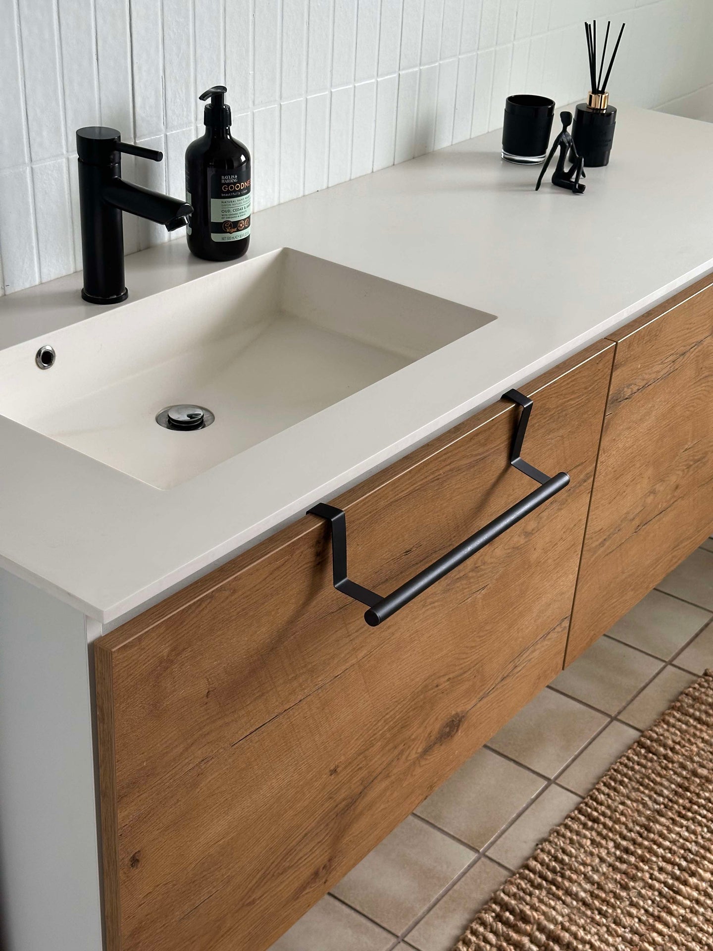 Upphängning för dörr eller skåplucka