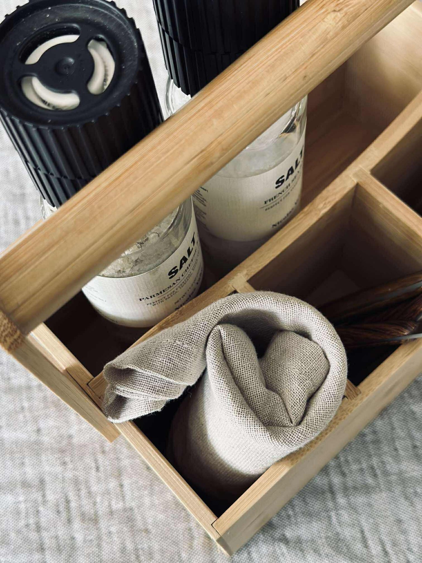 Låda med fack och handtag