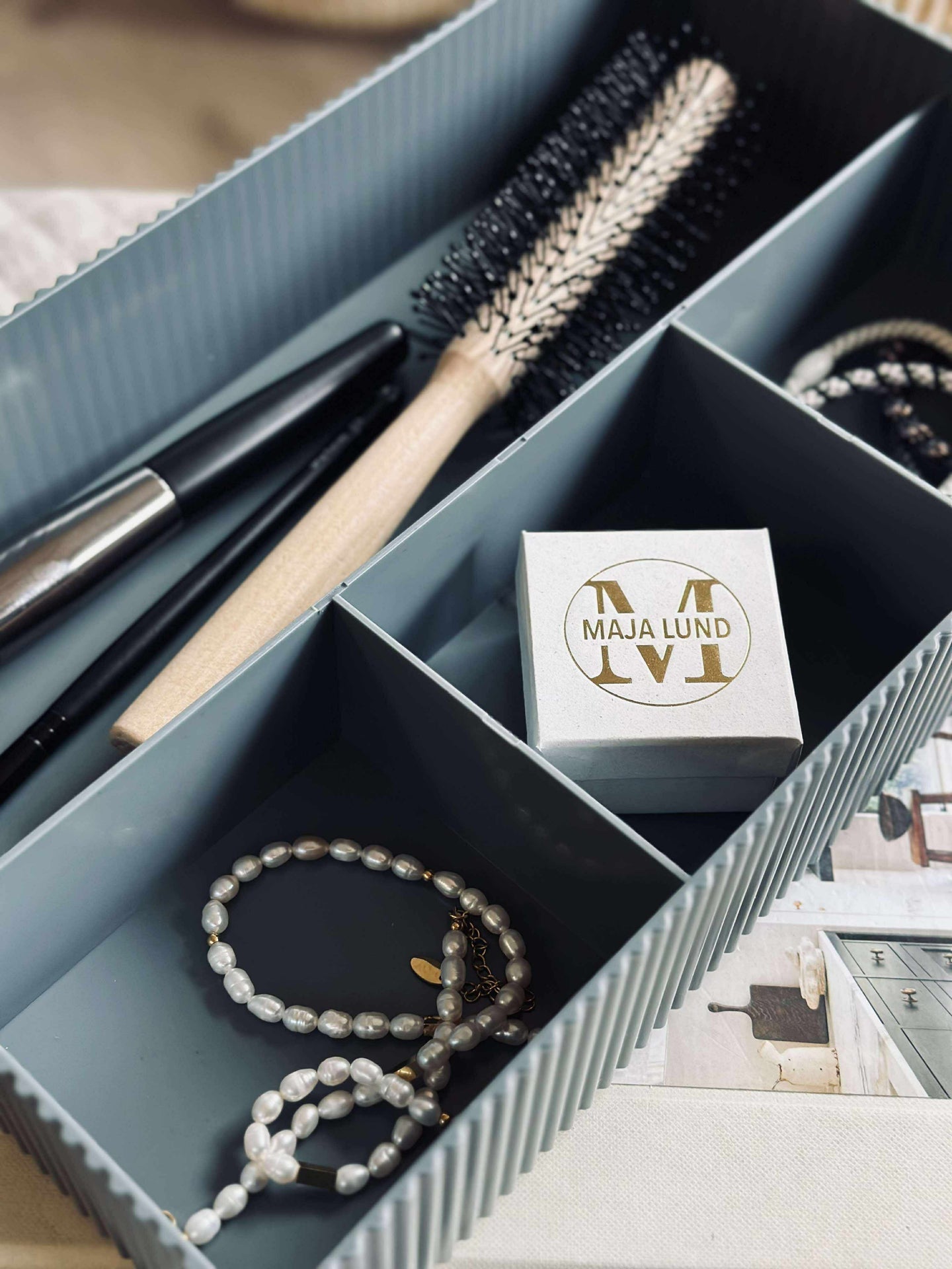 Sminkorganisatör med fackindelning - Grå