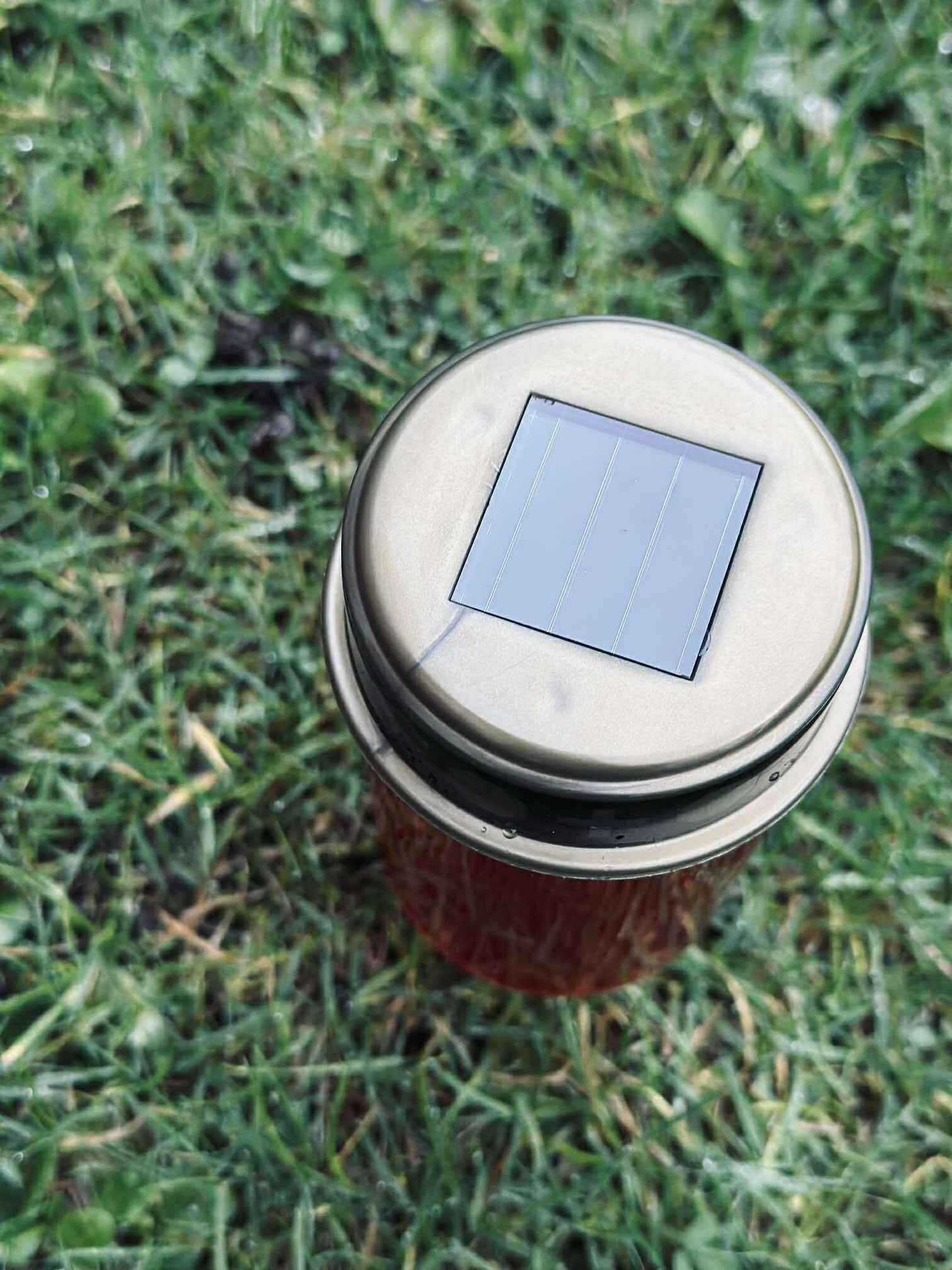 Gravljus med solceller - Röd