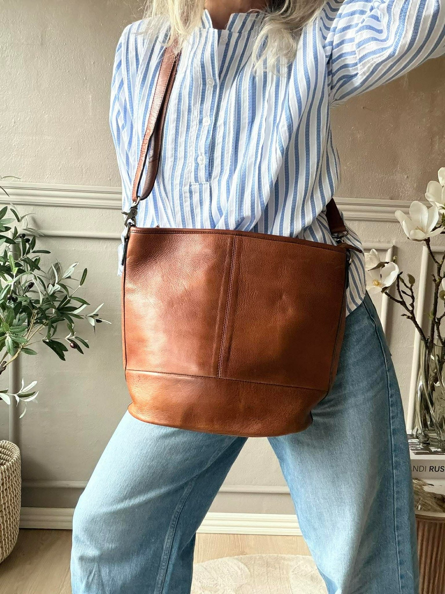 Axelväska Nomi walnut