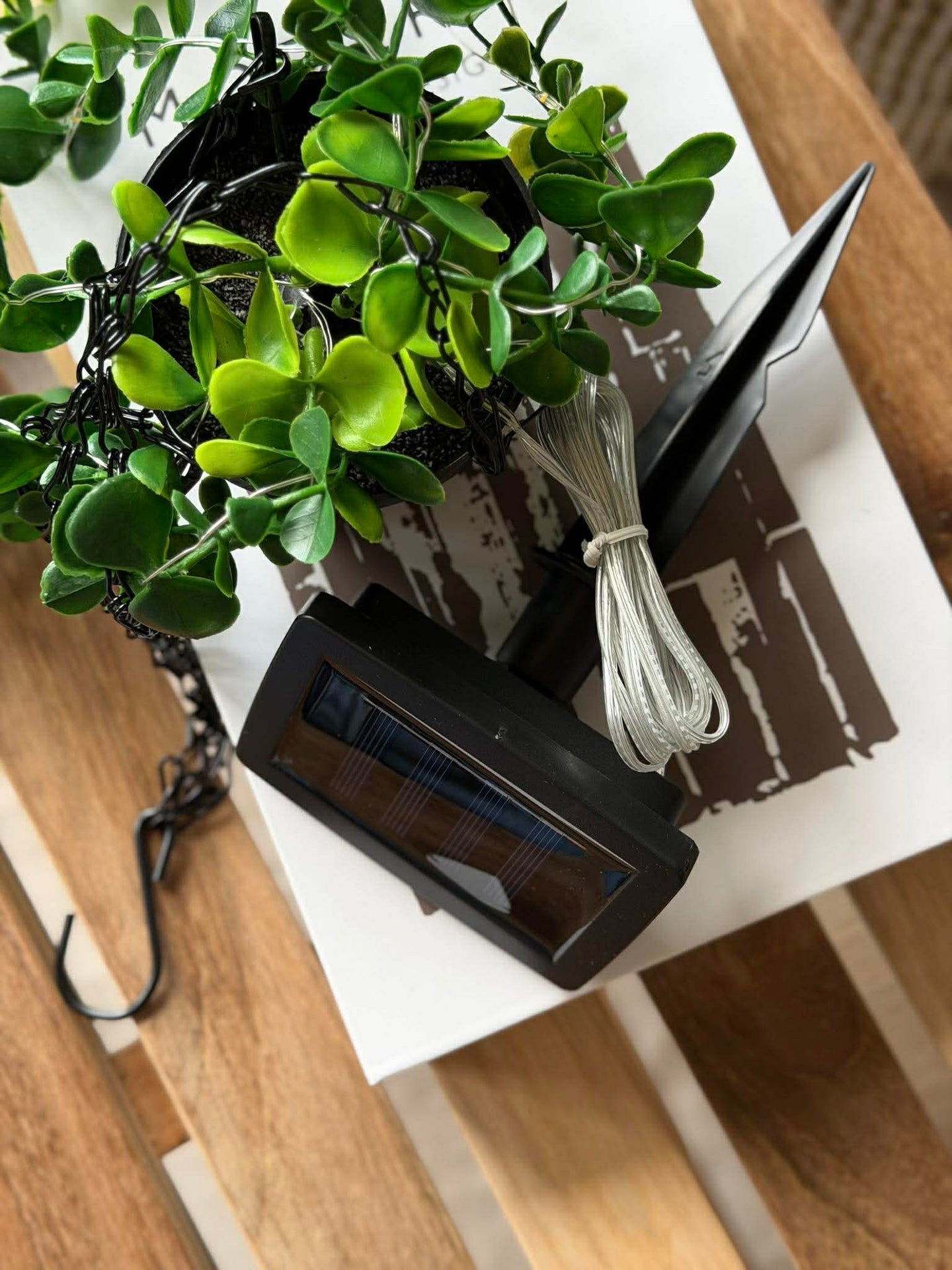 Hängande blomma med solceller