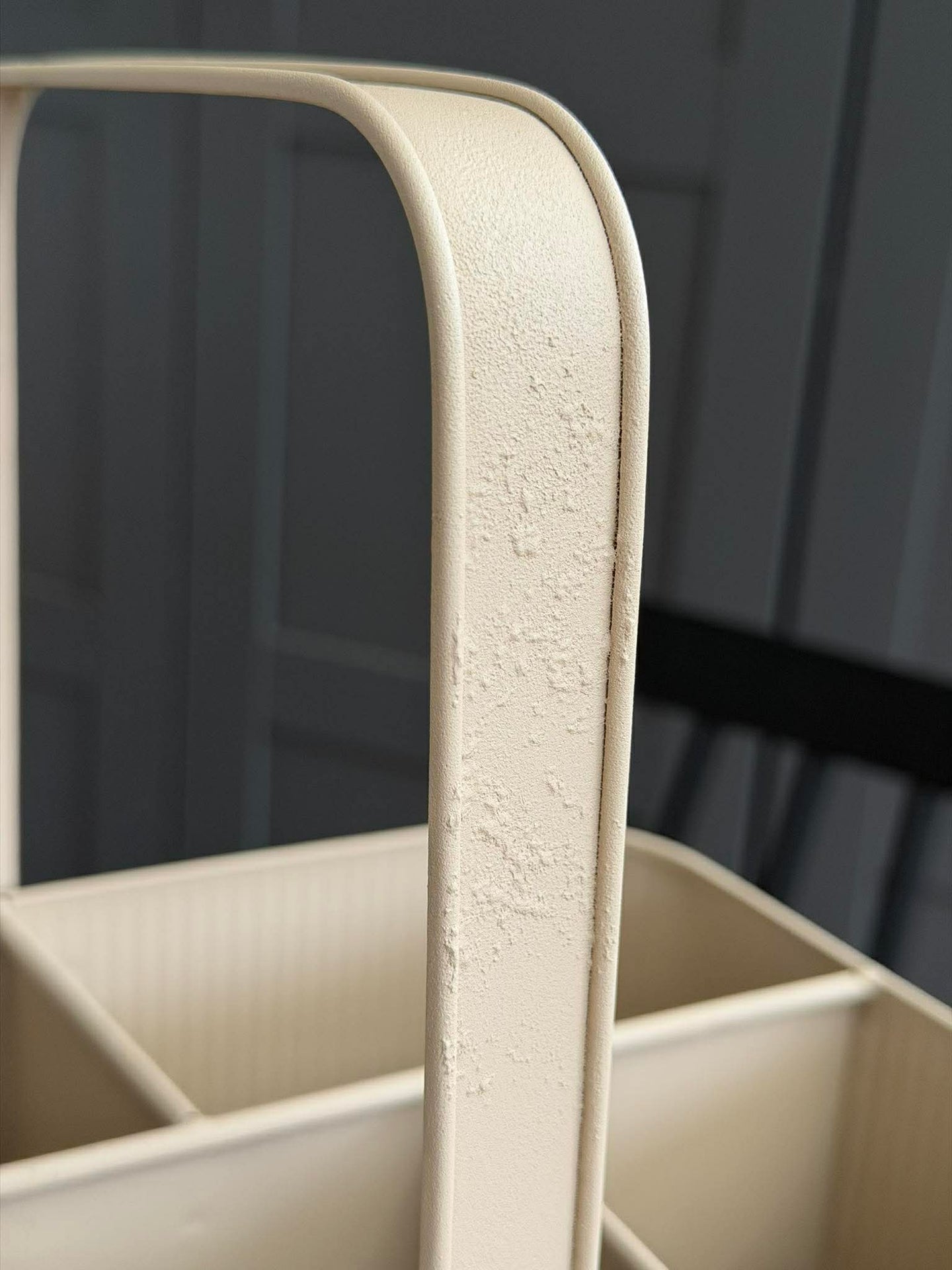 Korg med handtag - beige metall