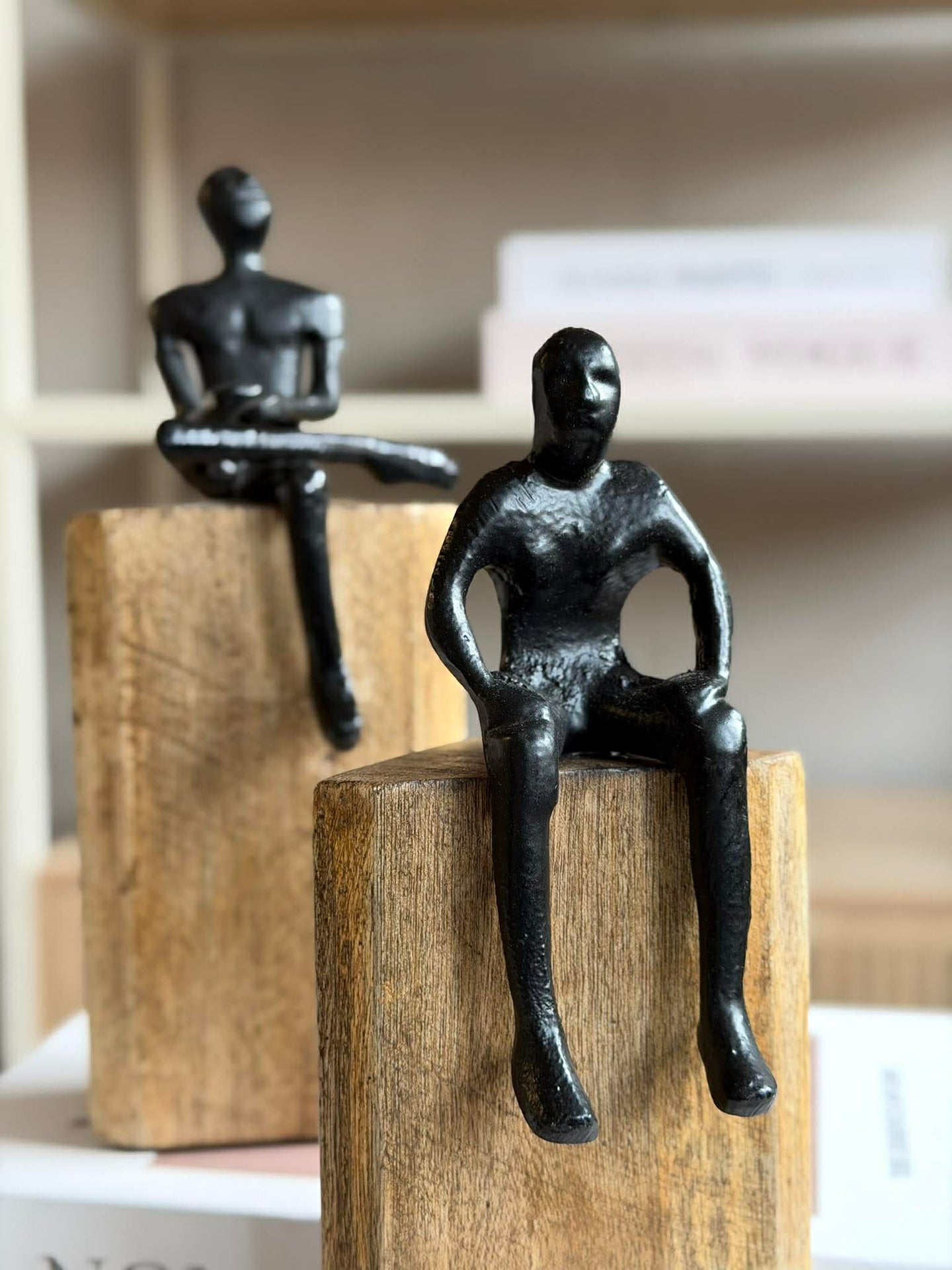 Sittande figur på träblock - MIX