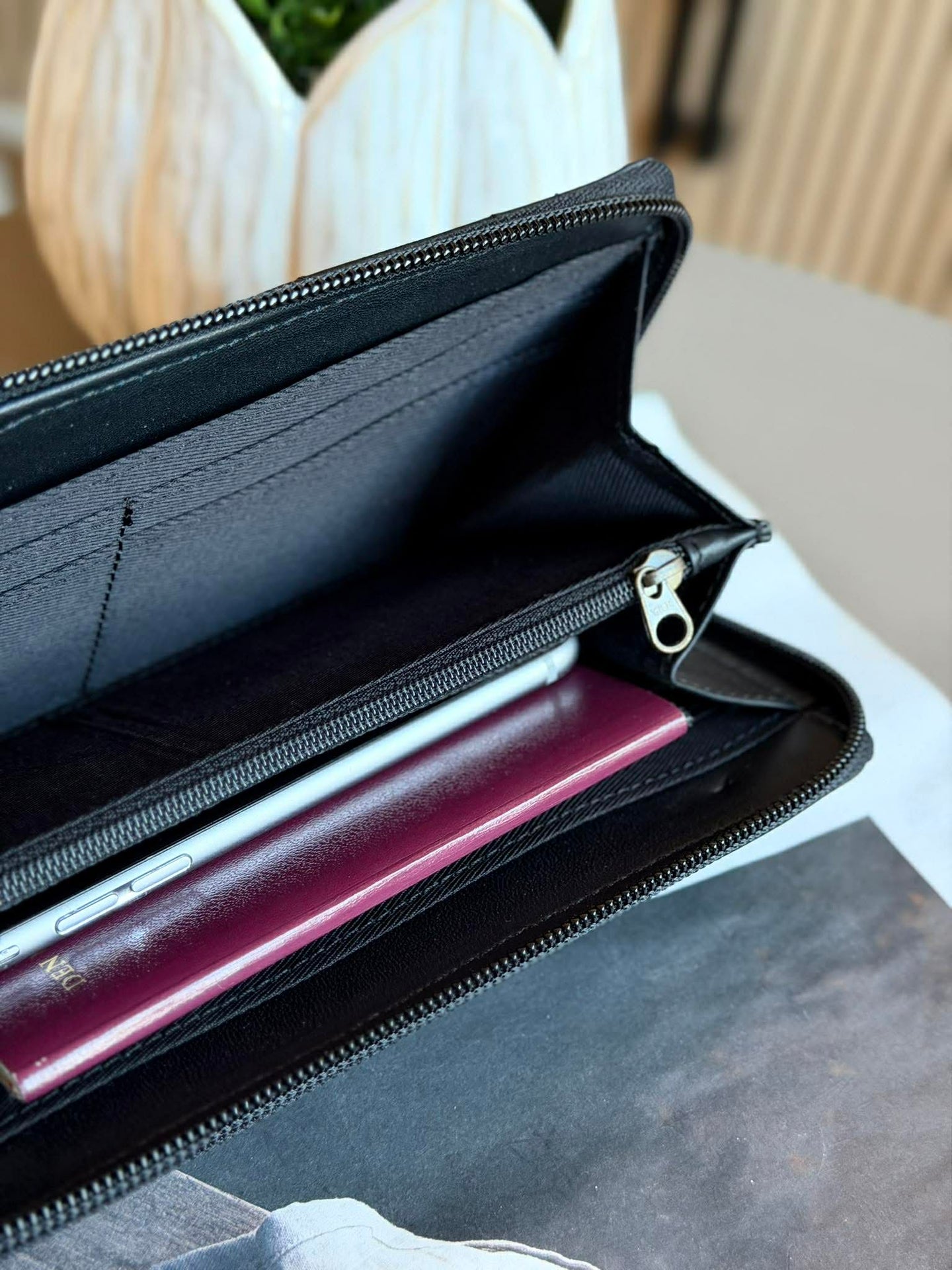 Clutch med nitar - LIMA Small svart