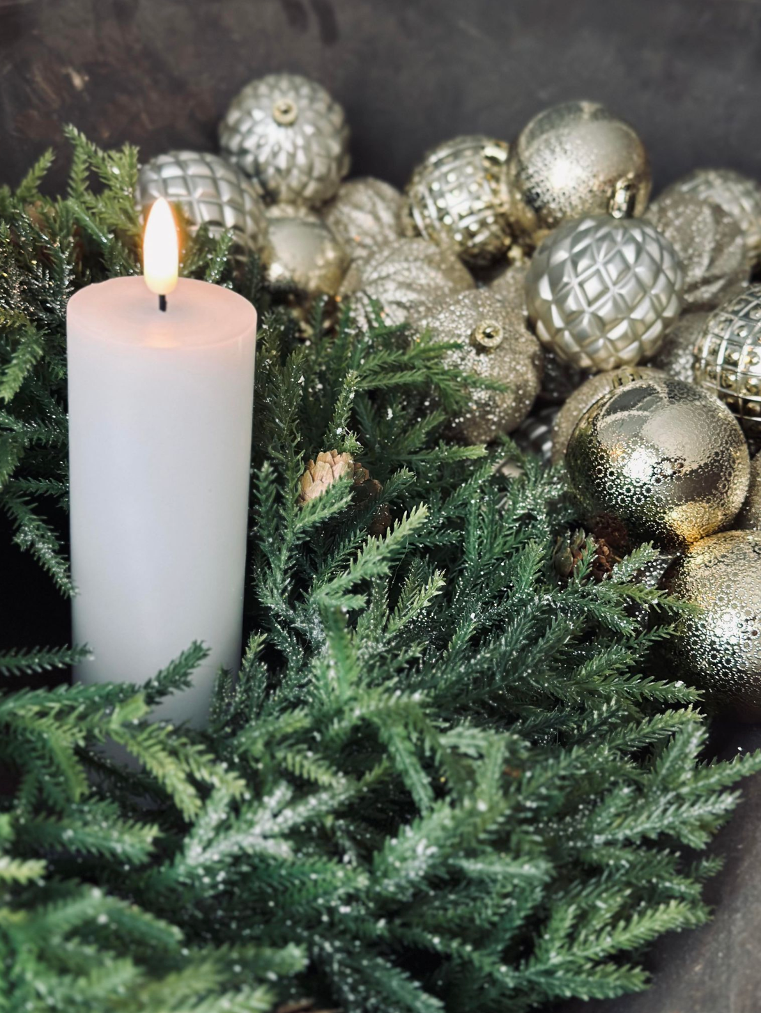Mixbox med julgranskulor 35 st - creme / guld
