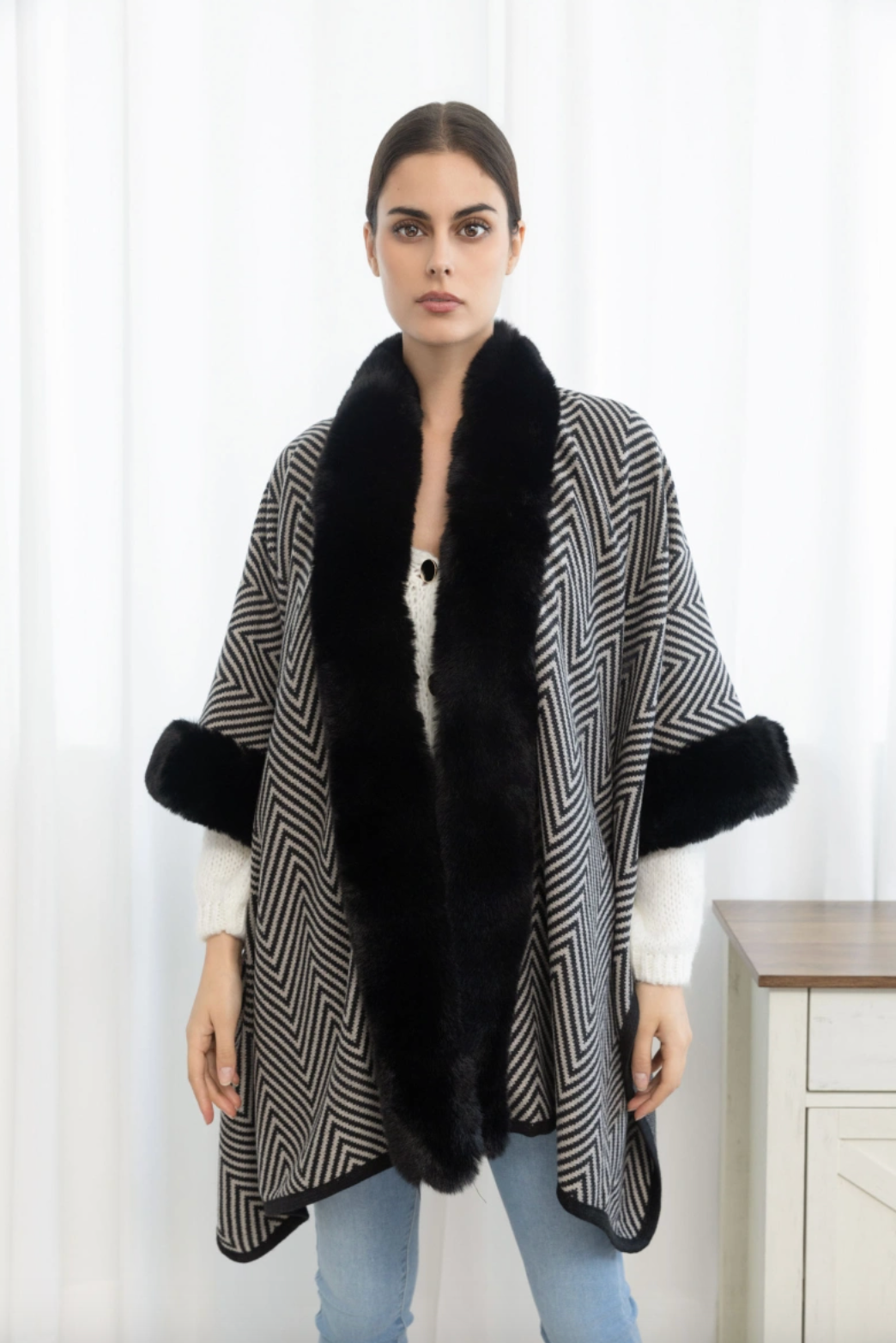 Poncho med pälskant - Black