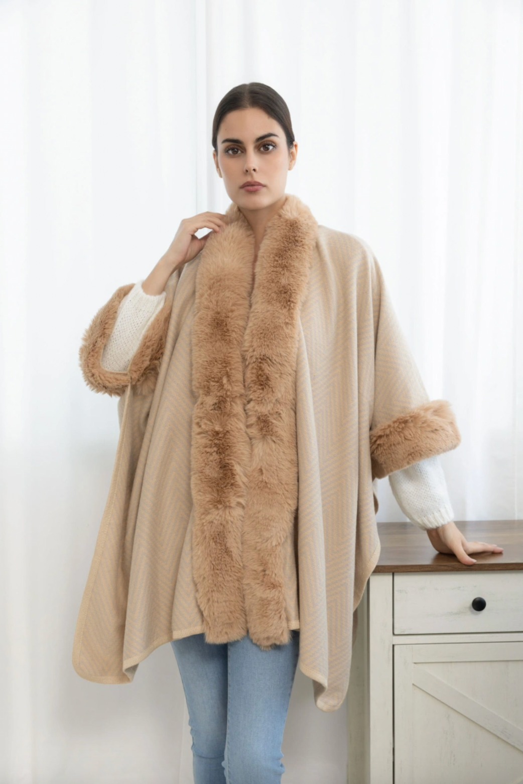 Poncho med pälsdetalj - Beige