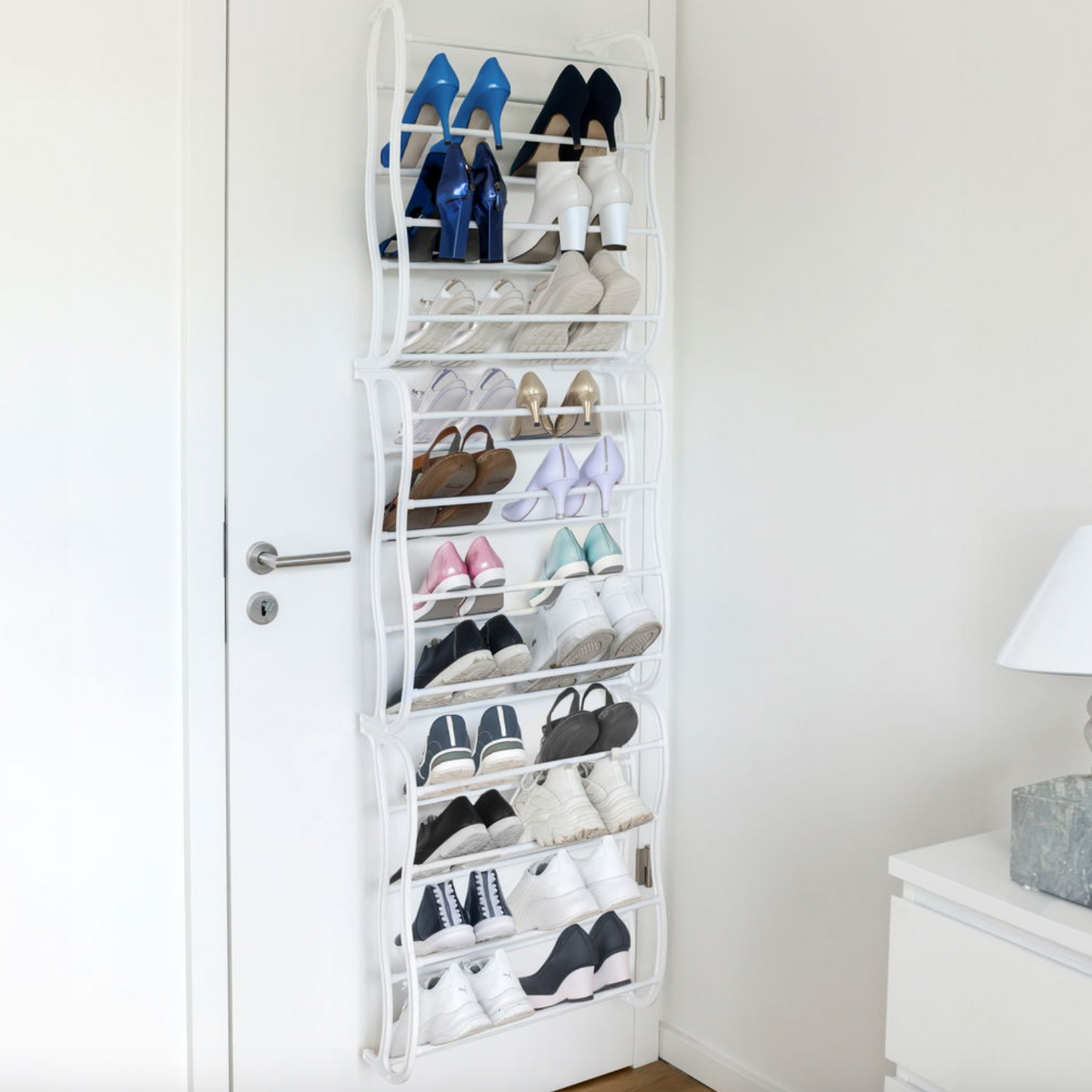 Skohylla med dörrhängare