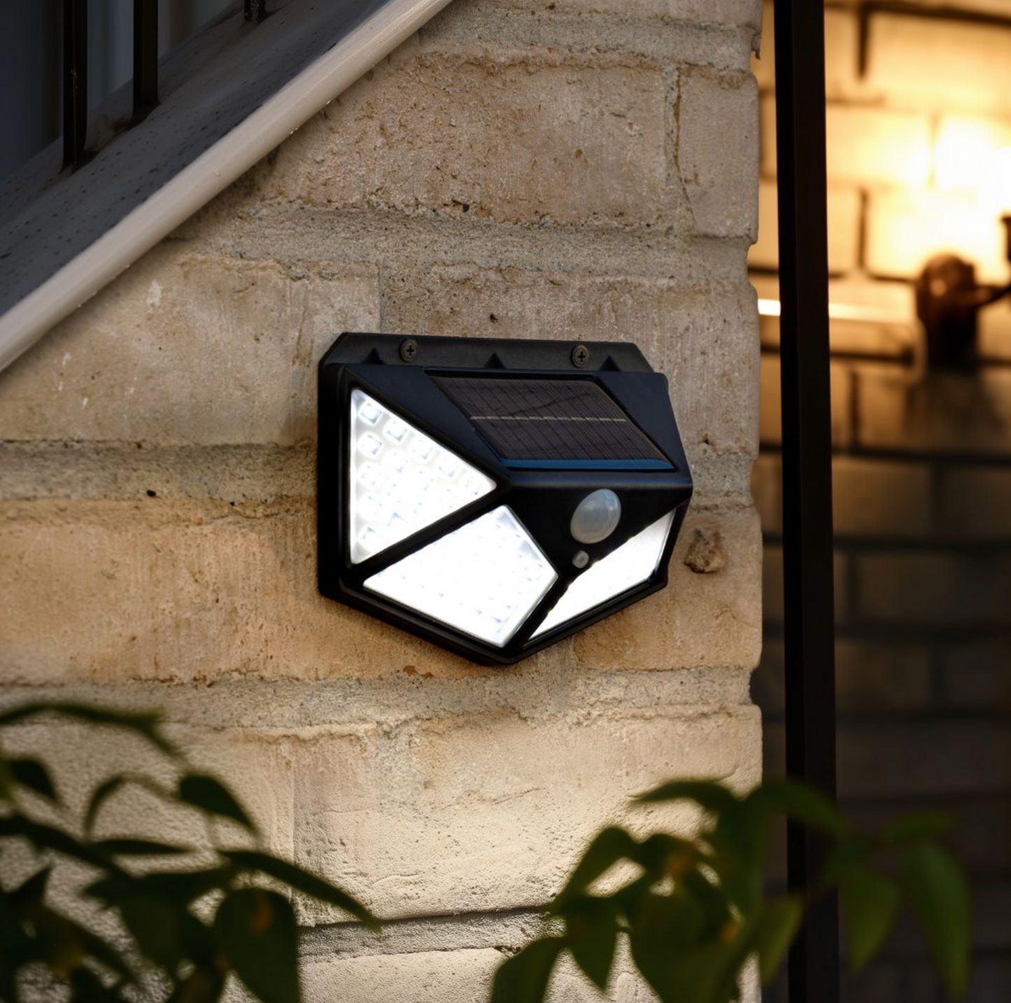 Vägglampa med solceller och rörelsesensor