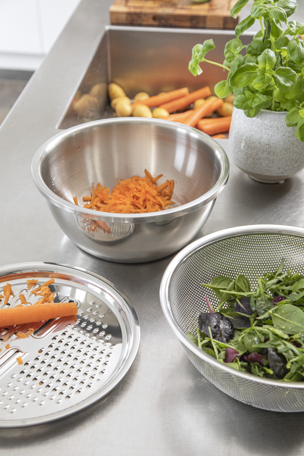 Skålar med skärlock och durkslag