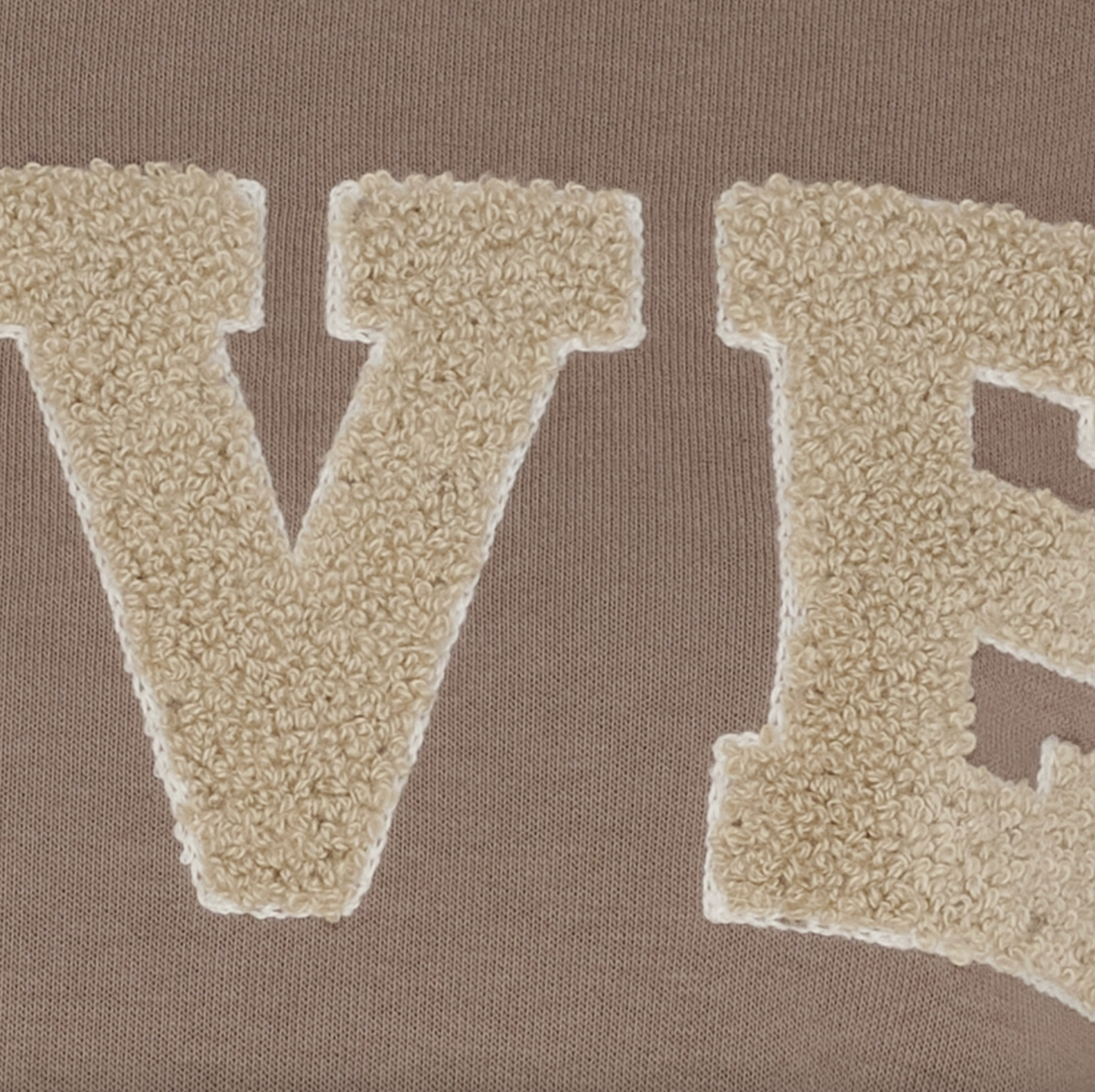 Sweatshirt Jessa i fango melange med beige tekst