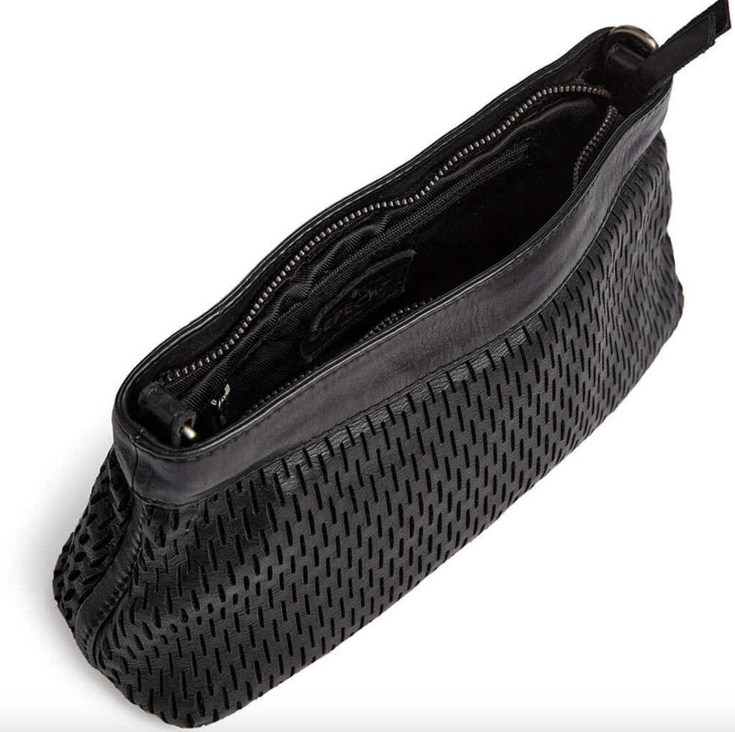 Clutch i läder med perforerat mönster