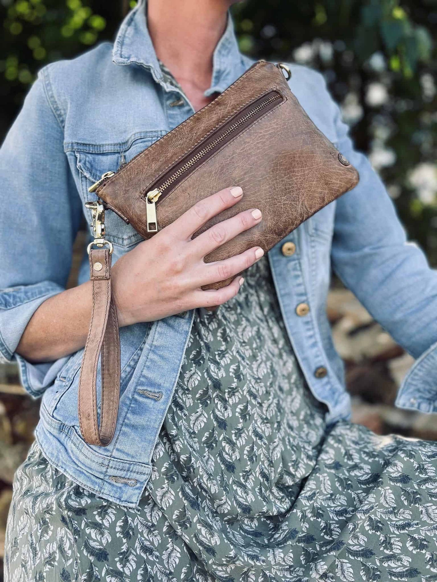 Clutch i blødt skind - MESSI Taupe - VIAMAJA.DK