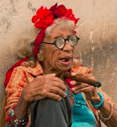 Cubansk kvinde med cigar – Farver - Nyt mål 30x40 - VIAMAJA.DK