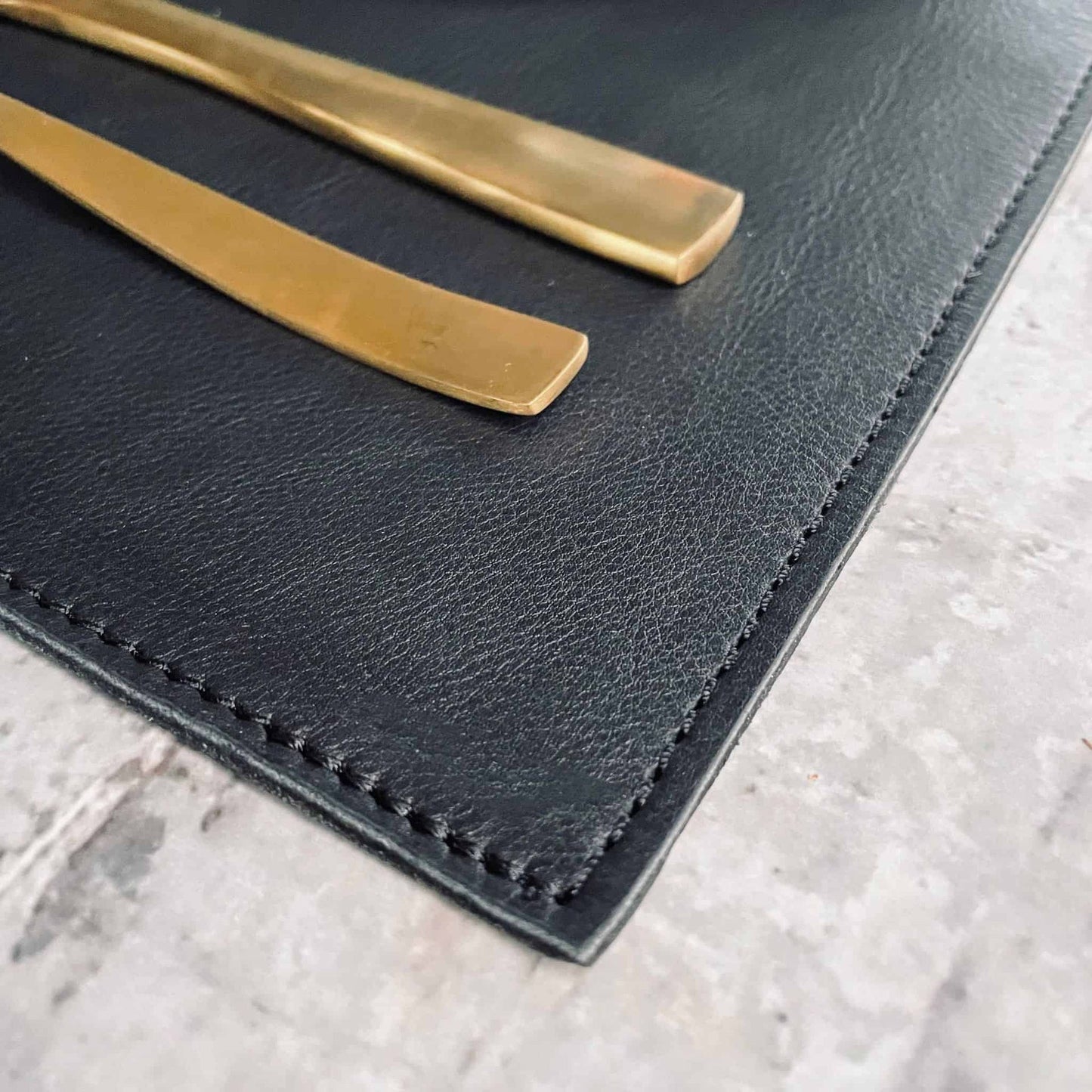 Dækkeserviet 30x45 - Bøffellæder Sort - VIAMAJA.DK