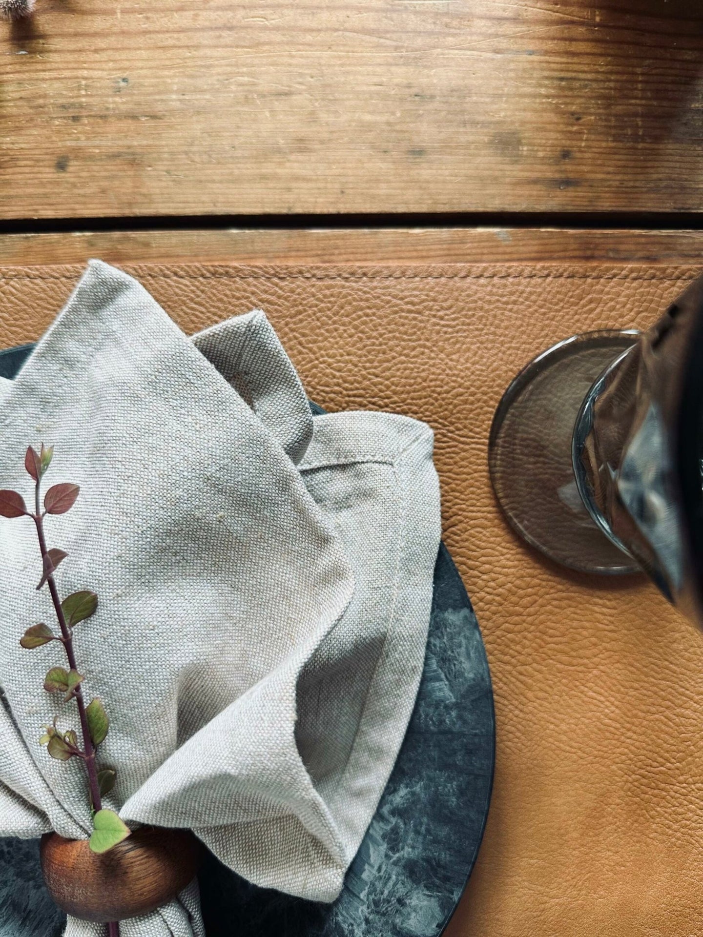 Dækkeserviet – Vendbar Cognac / Natur - VIAMAJA.DK