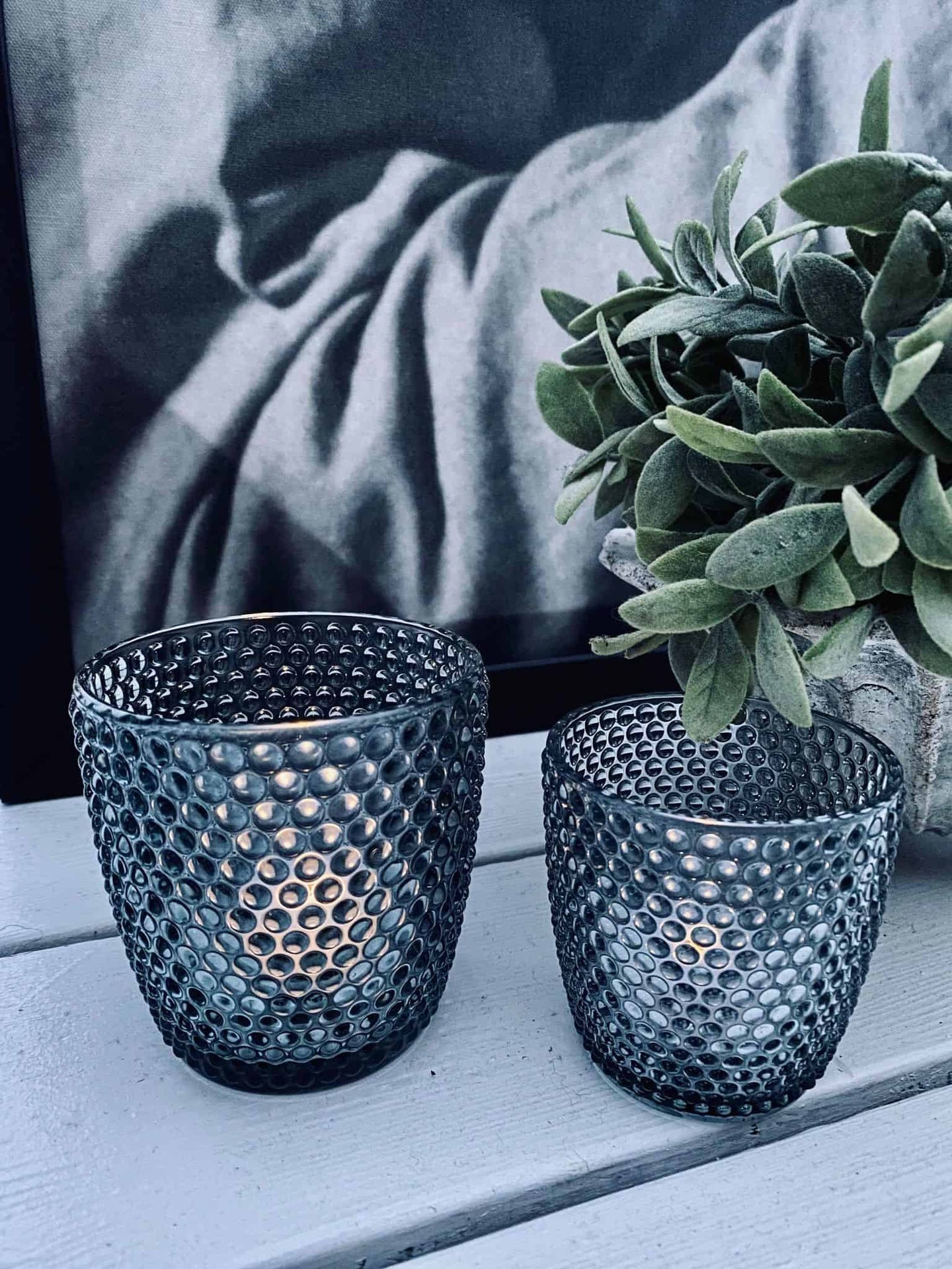 Fyrfadsstage i røgfarvet glas med prikker - Stor - VIAMAJA.DK