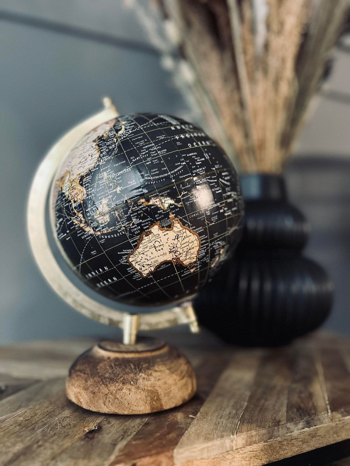 Globus på træfod - Sort - VIAMAJA.DK