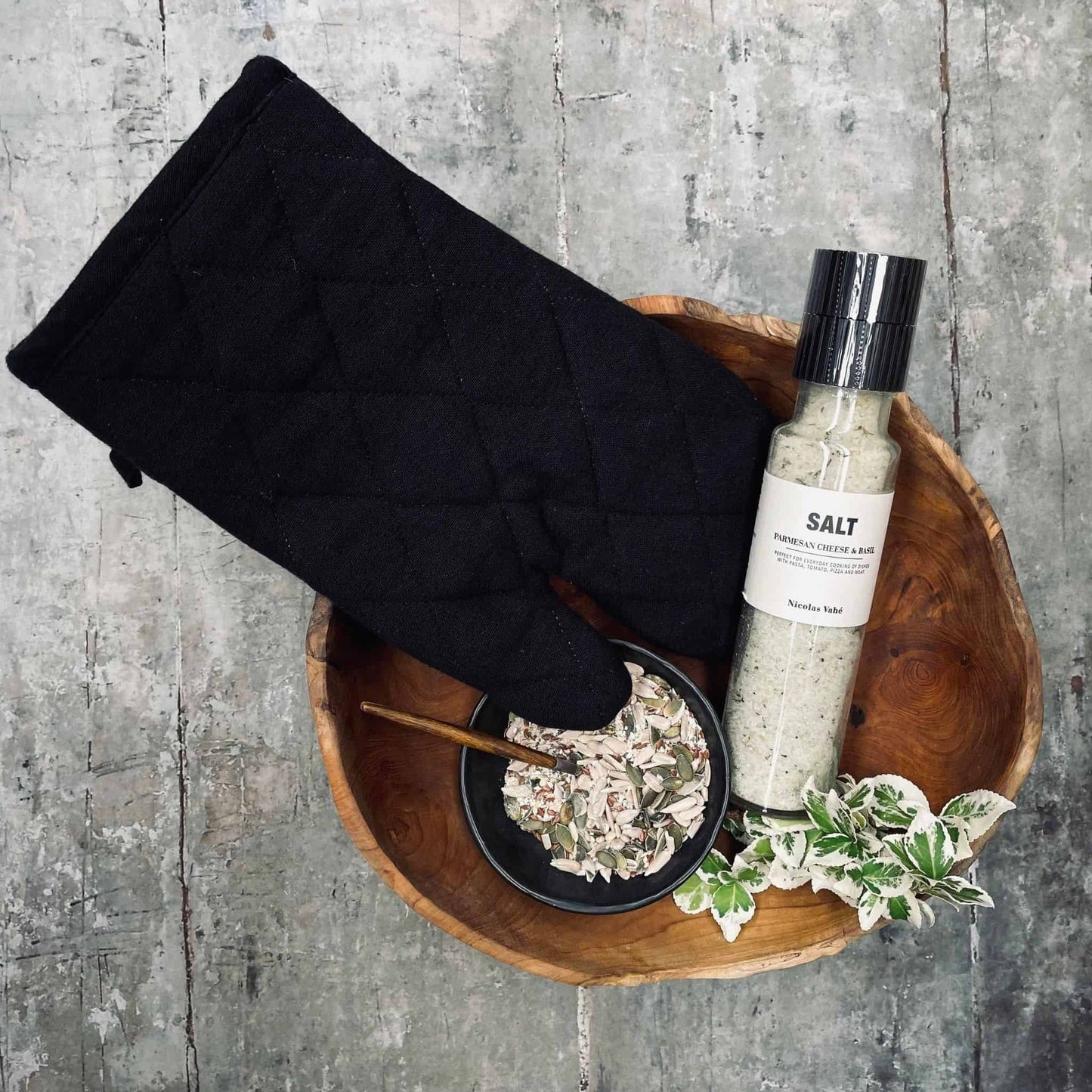 Grillhandske i sort quilt - VIAMAJA.DK