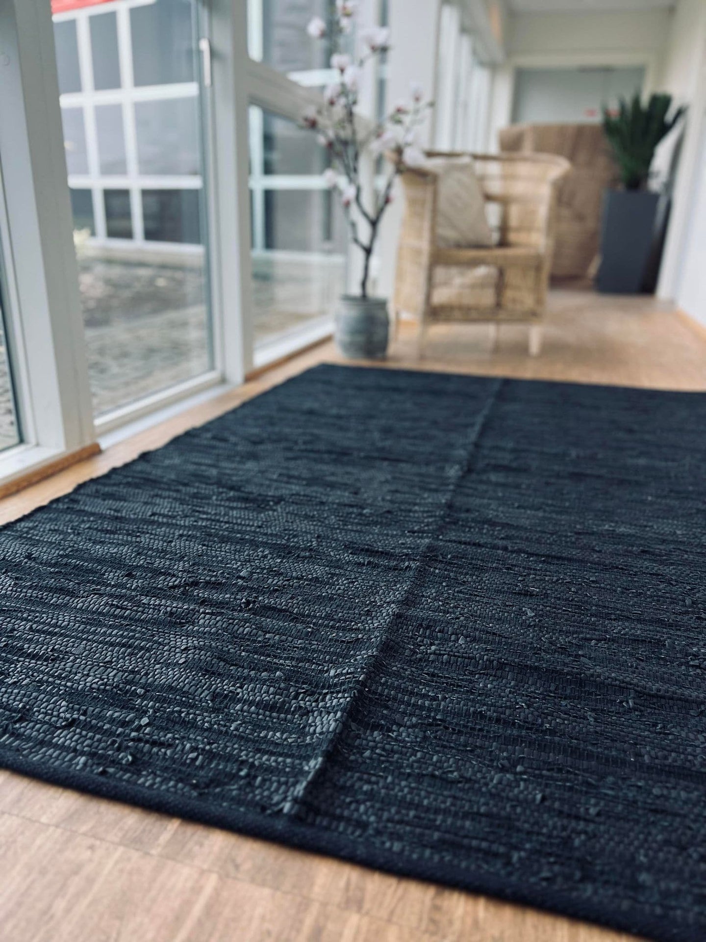 Gulvtæppe – 140x200cm sort læder - VIAMAJA.DK