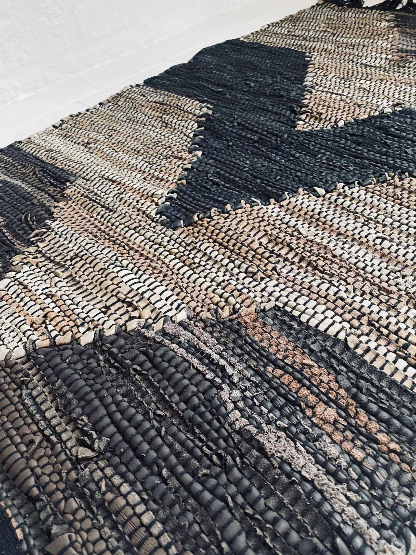 Gulvtæppe i flettet skind – Brown zigzag 60x90cm - VIAMAJA.DK