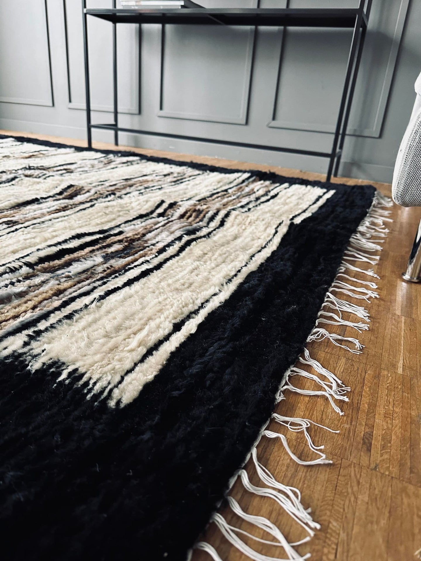 Gulvtæppe i lammeskind - Sort kant - VIAMAJA.DK