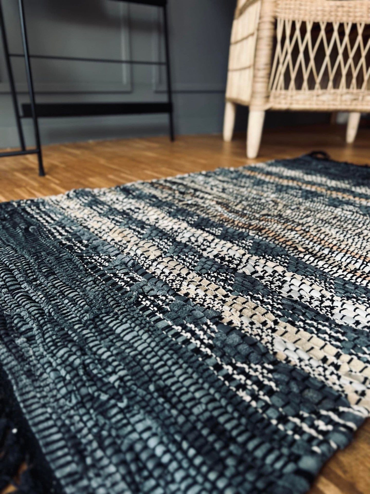 Gulvtæppe i skind - grå/blå med natur mønster - 60x90 - VIAMAJA.DK