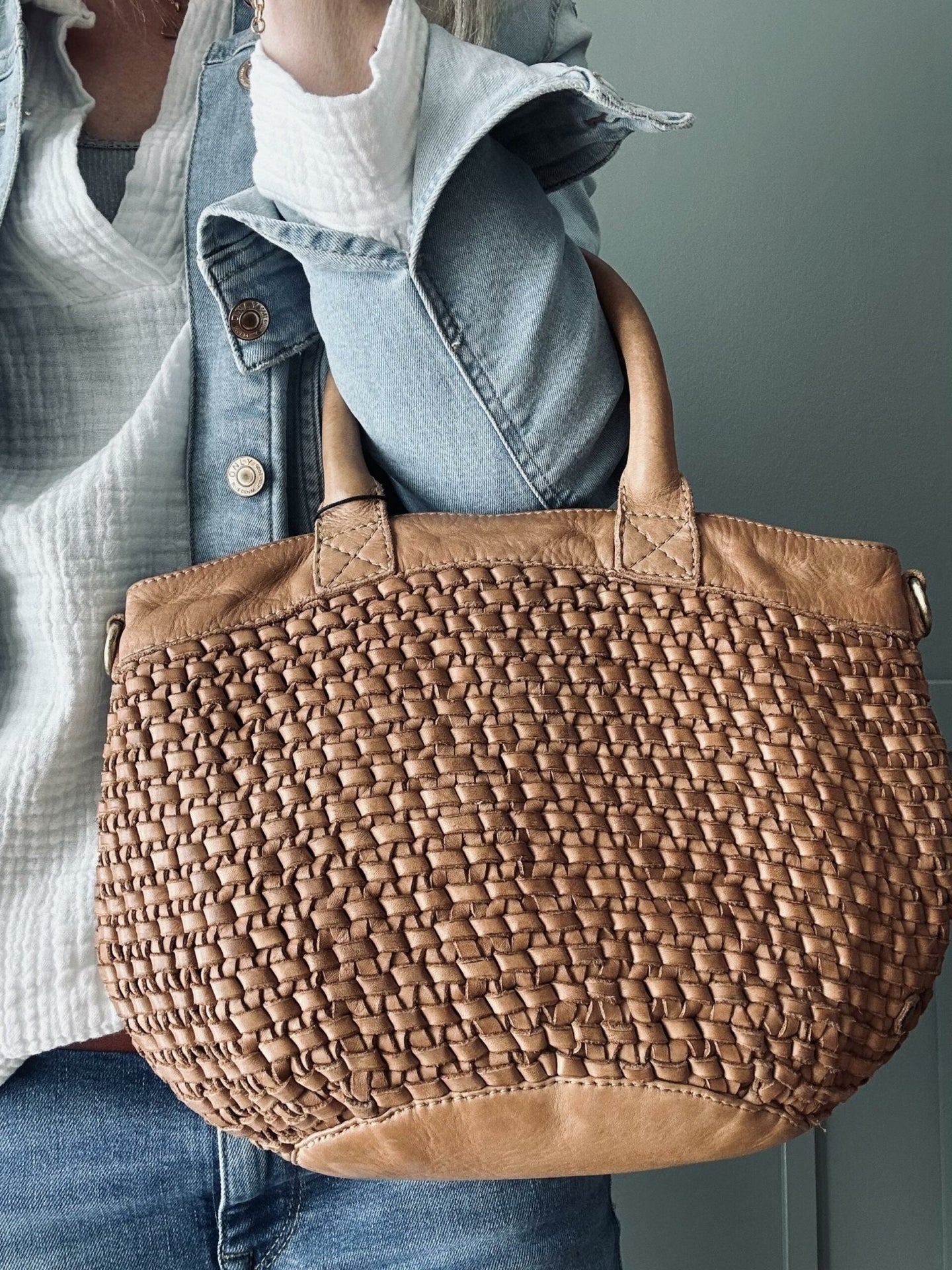 Håndtaske i flettet skind Nature – Lang rem medfølger - VIAMAJA.DK
