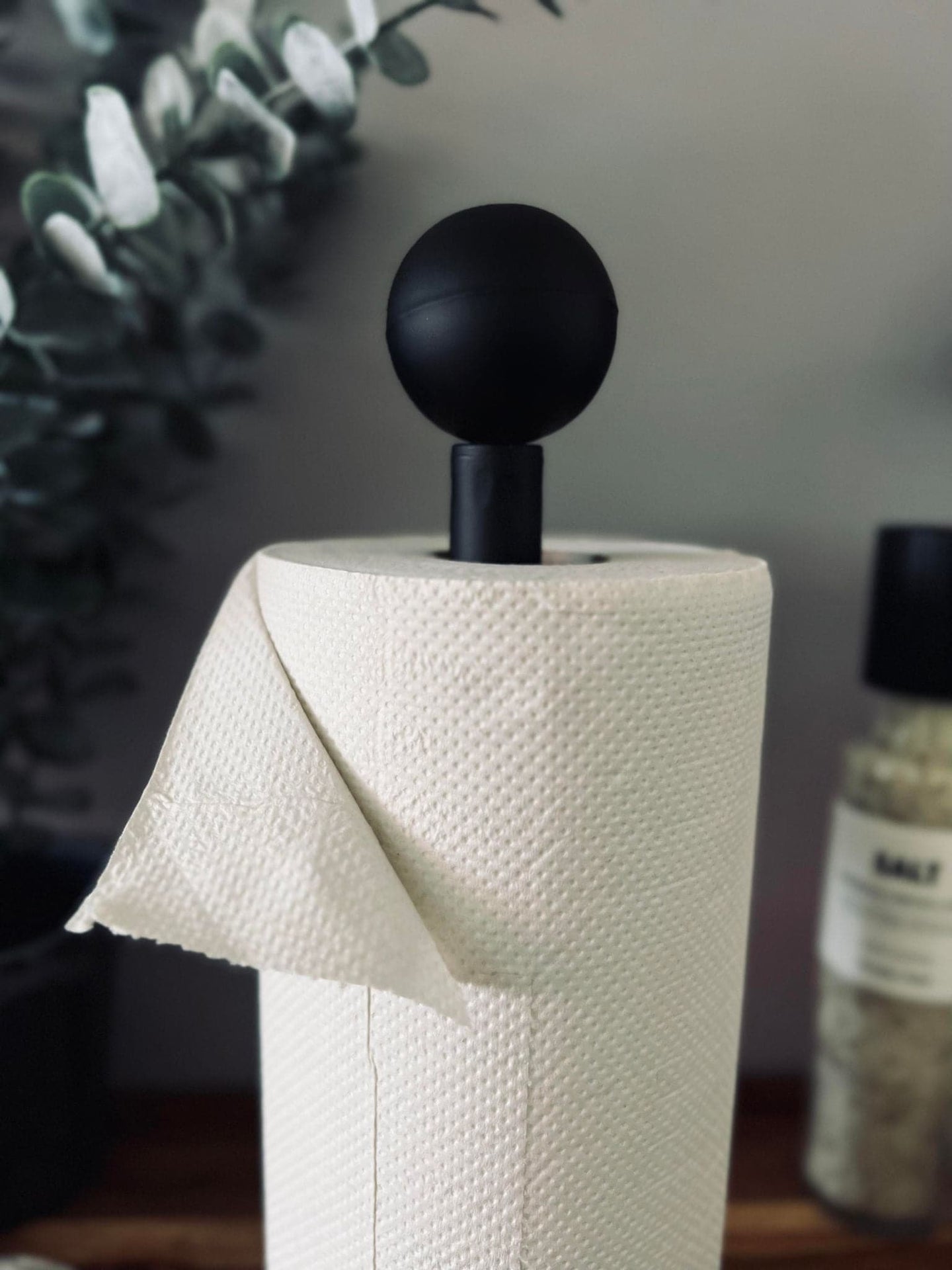 Køkkenrulleholder i sort jern - VIAMAJA.DK