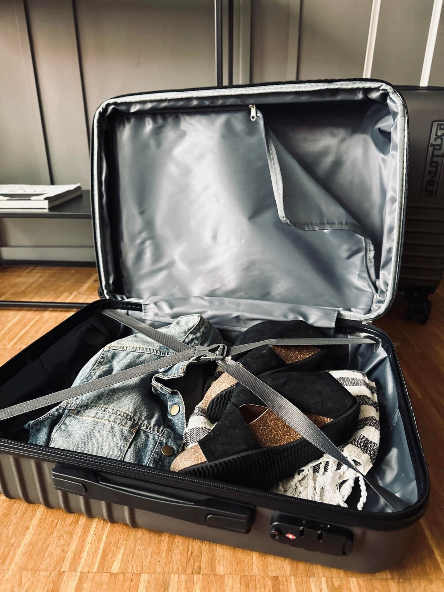 Kuffertsæt af 2 størrelser - Mørkgrå letvægt - VIAMAJA.DK