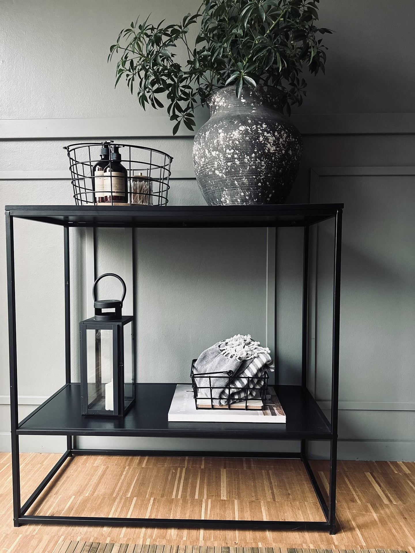 Kurv med sort metal – Rund - VIAMAJA.DK