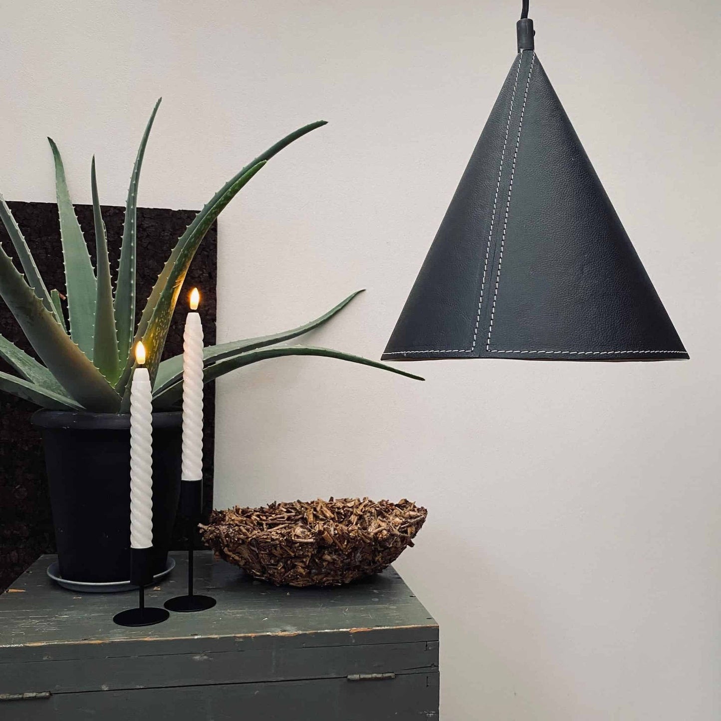 Lampe "kegle" Læder look Sort - VIAMAJA.DK