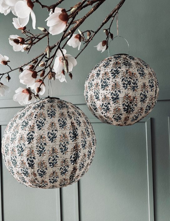 Lampe med solceller – Flower Beige dia 30cm - VIAMAJA.DK
