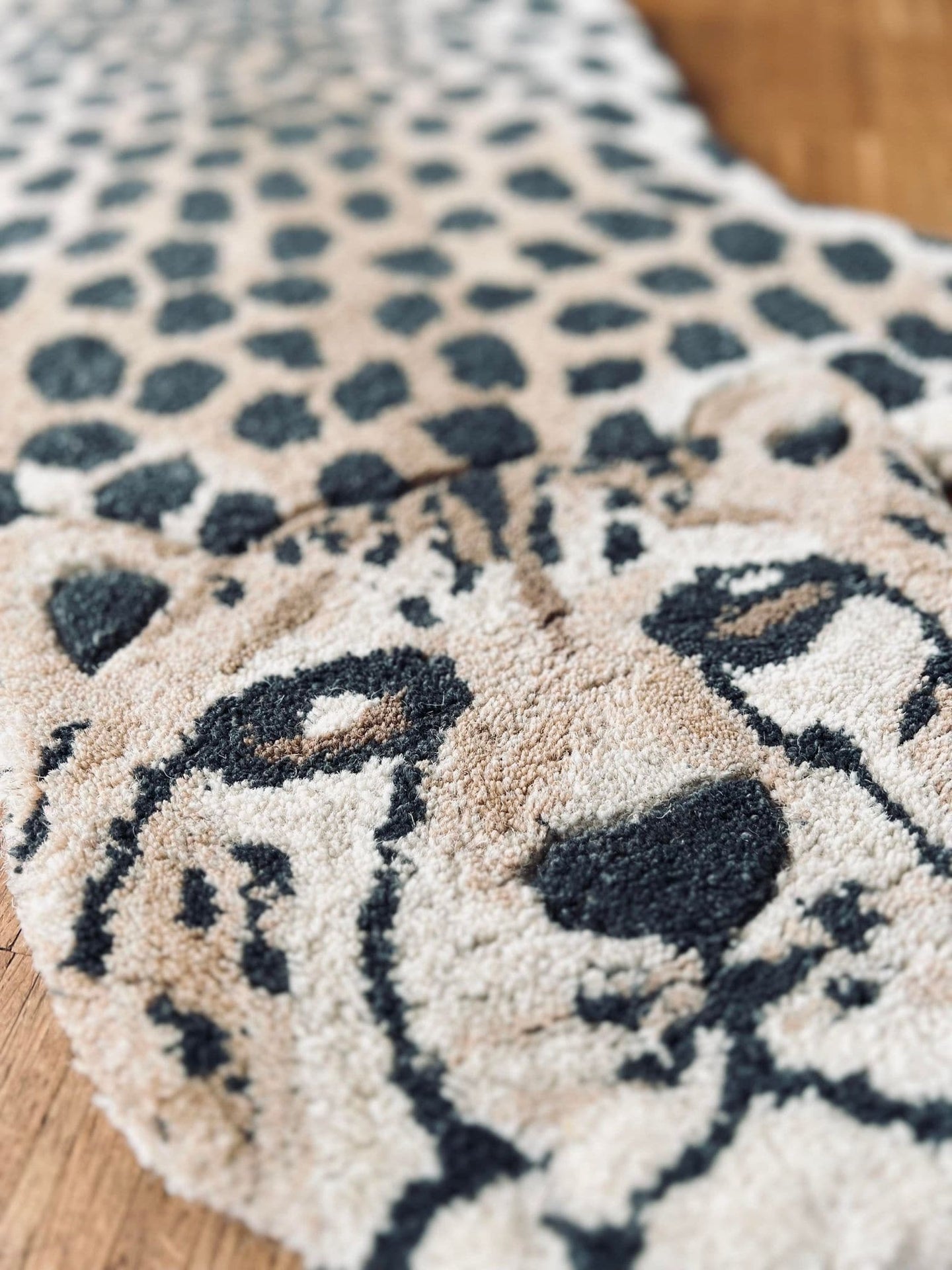 LEORPARD TÆPPE I ULD - 68X113CM - VIAMAJA.DK