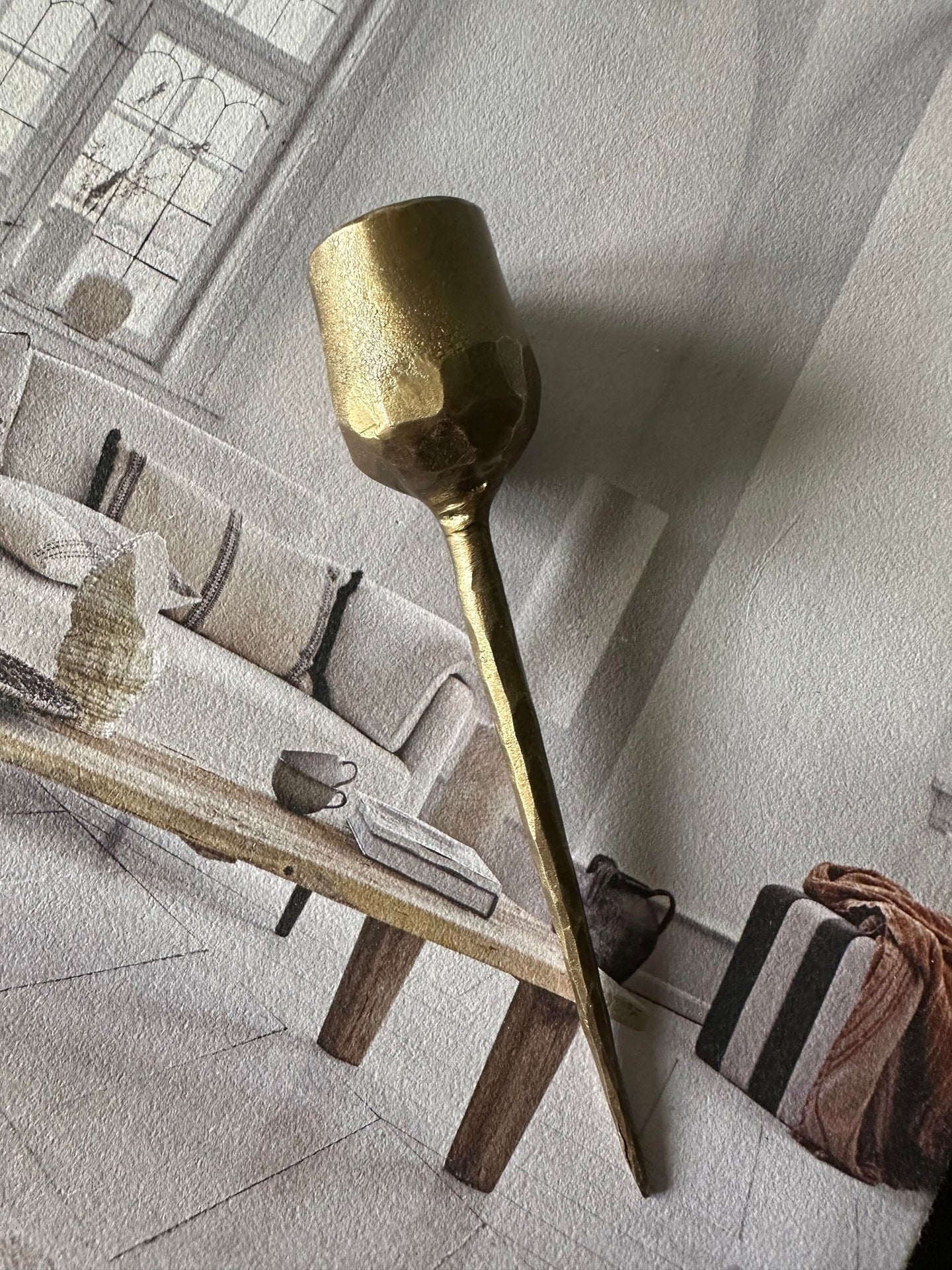 Lysholder med spyd – 13 cm – Antik guld - VIAMAJA.DK