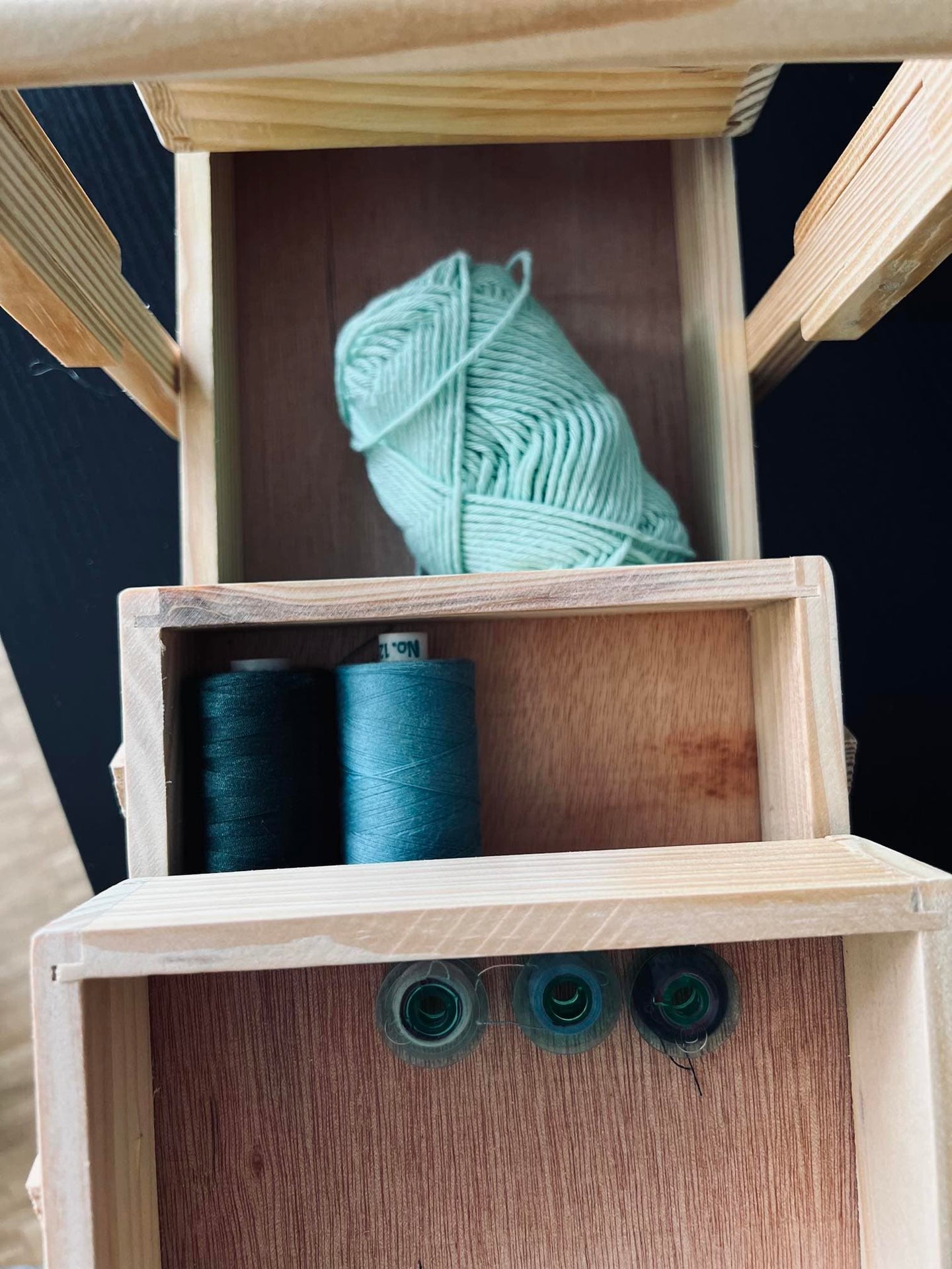 Opbevaringskasse i træ til sytråd mm - VIAMAJA.DK