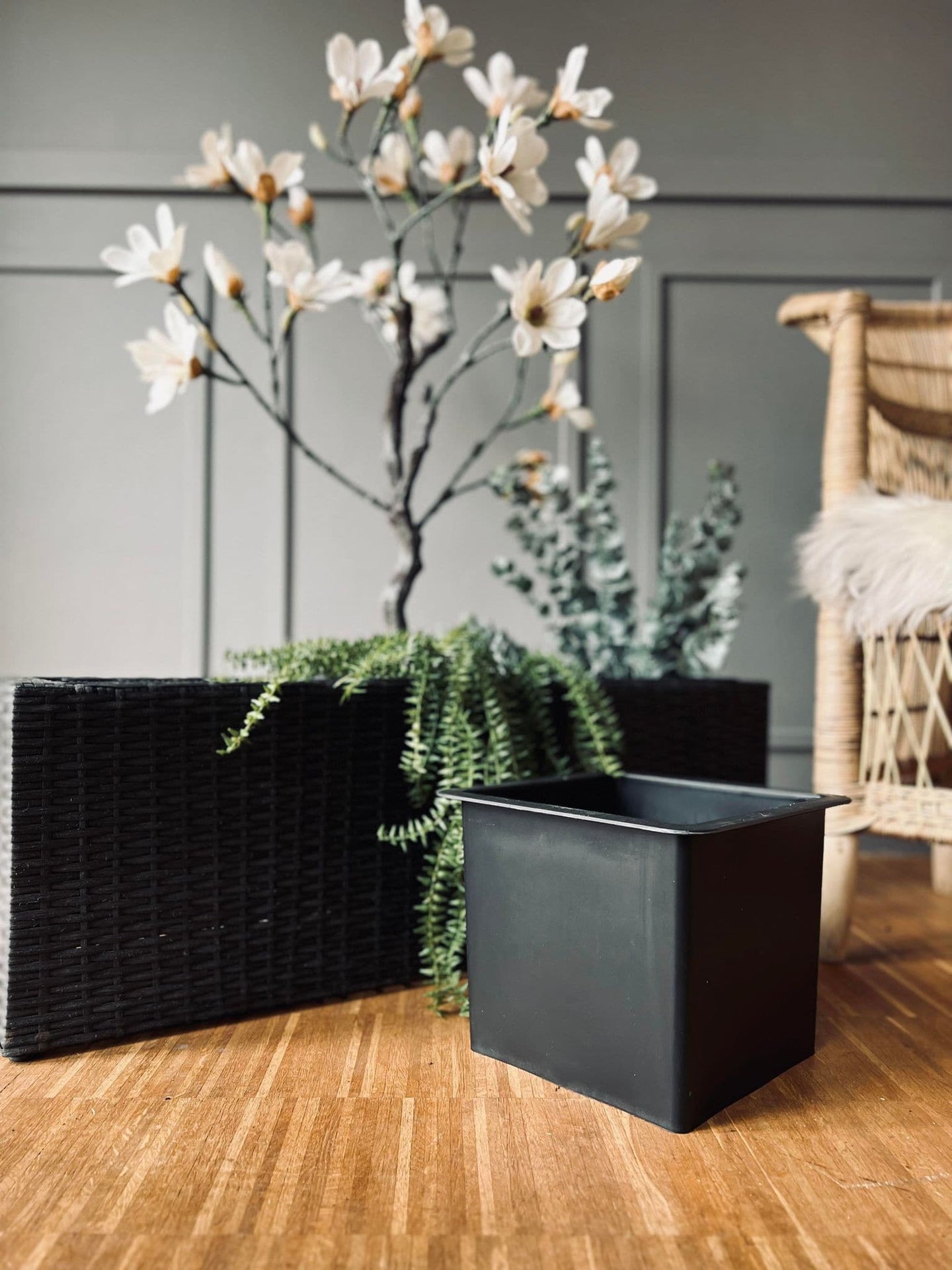 Plantekasse med 3 rum - Børstet sort - VIAMAJA.DK