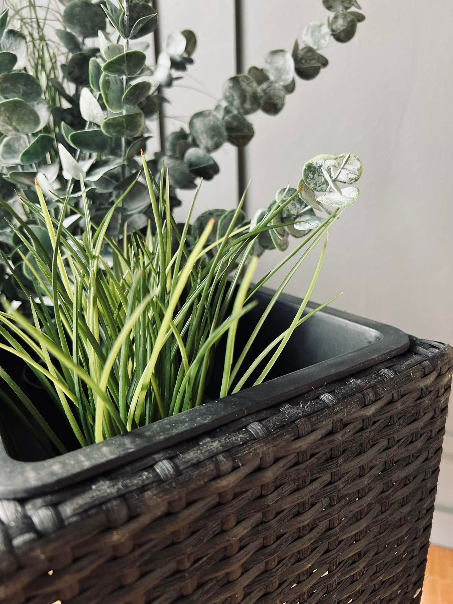 Plantekasse med ben - Sort - VIAMAJA.DK