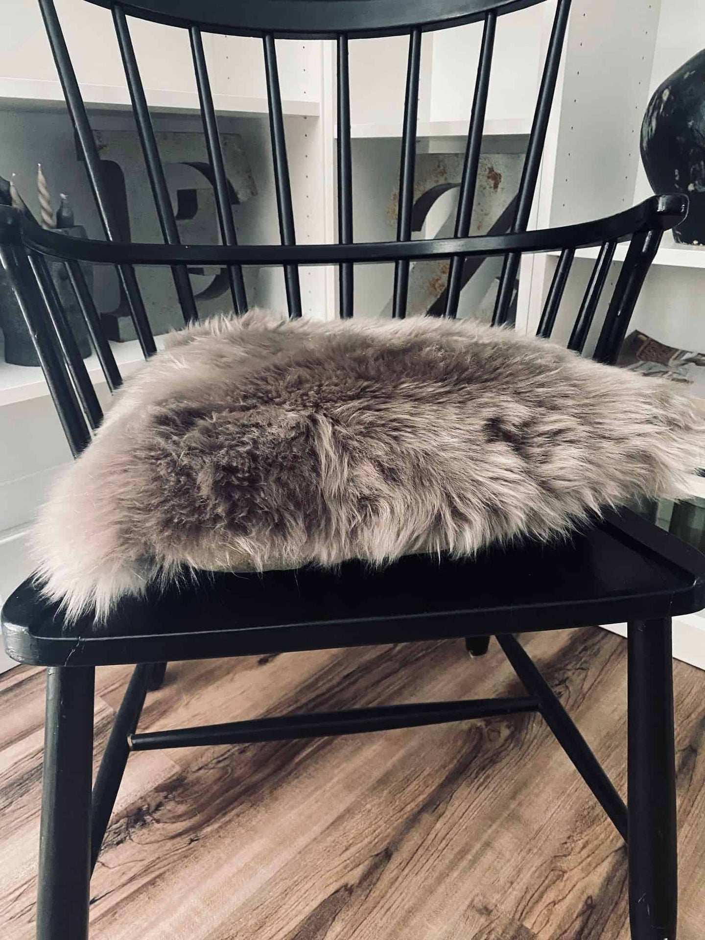 Pude i lammeskind – Mocca 40×40 - 2.Sortering - VIAMAJA.DK