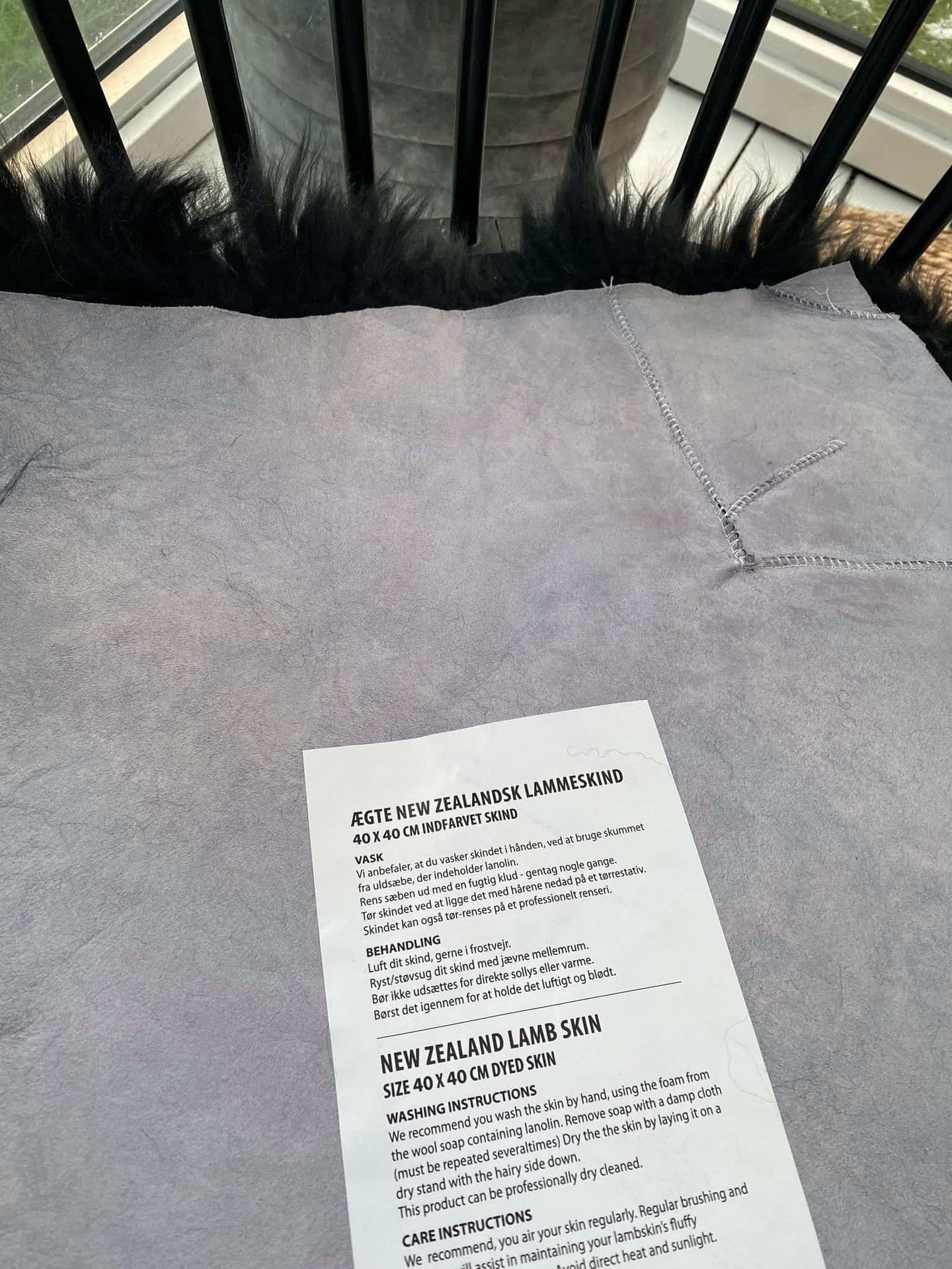 Sædeskind - lammeskind / Sort firkantet - VIAMAJA.DK