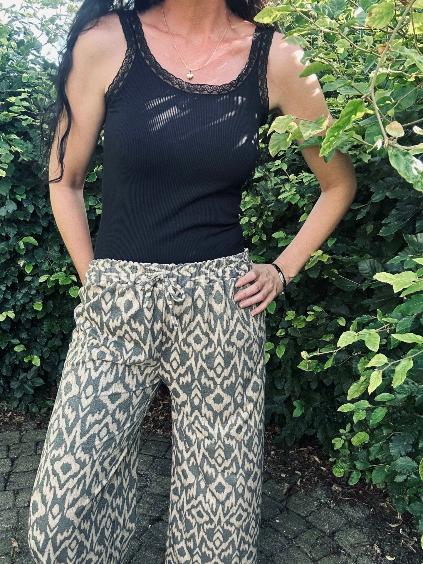 Sæt med bukser og bluse - VIAMAJA.DK