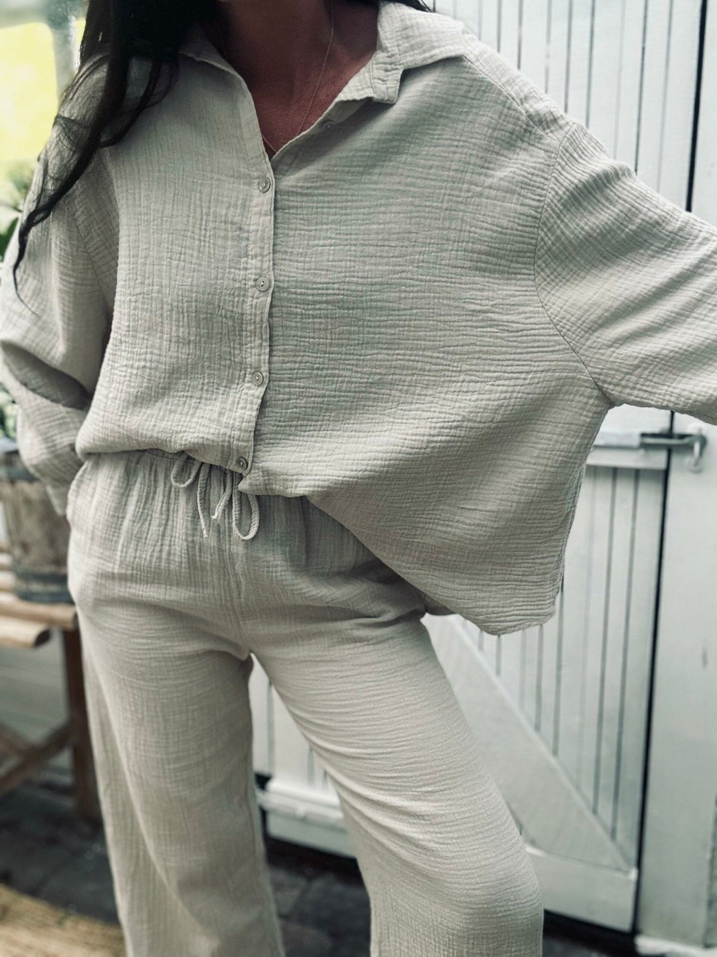 Sæt med vaflet skjorte og bukser – Lys beige bomuld - VIAMAJA.DK