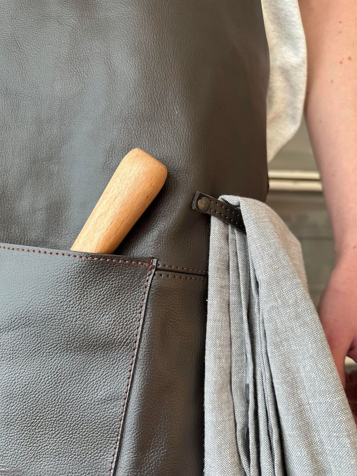 Skindforklæde – Brun bøffellæder - VIAMAJA.DK